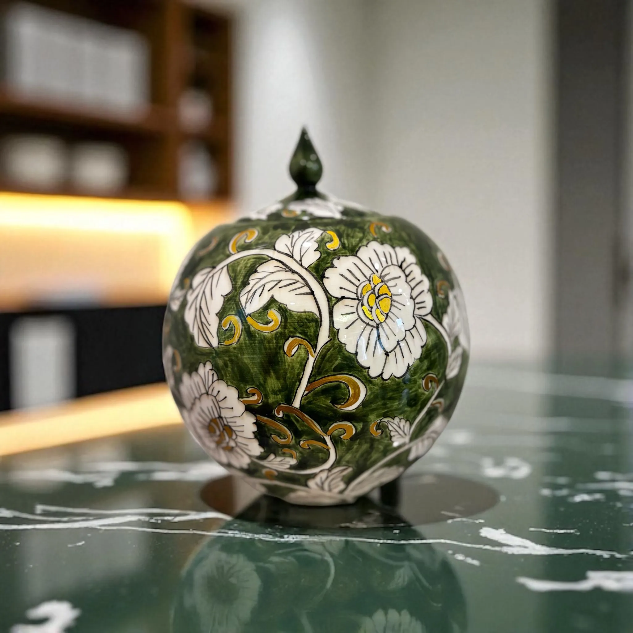 El Yapımı Kapaklı Çini Vazo – Beyaz Çiçek Motifli Yeşil Seramik