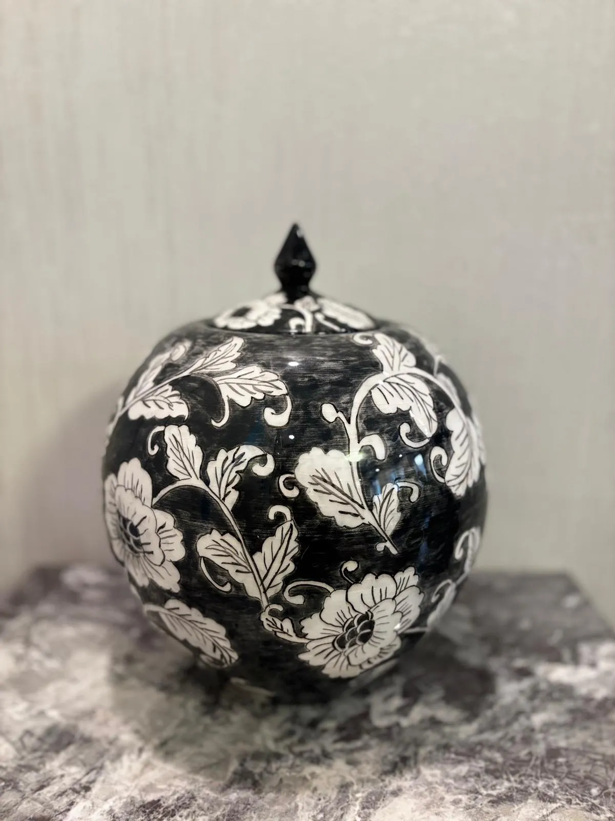 El Boyaması İznik Çini Vazo – Siyah Beyaz Floral Desenli Seramik