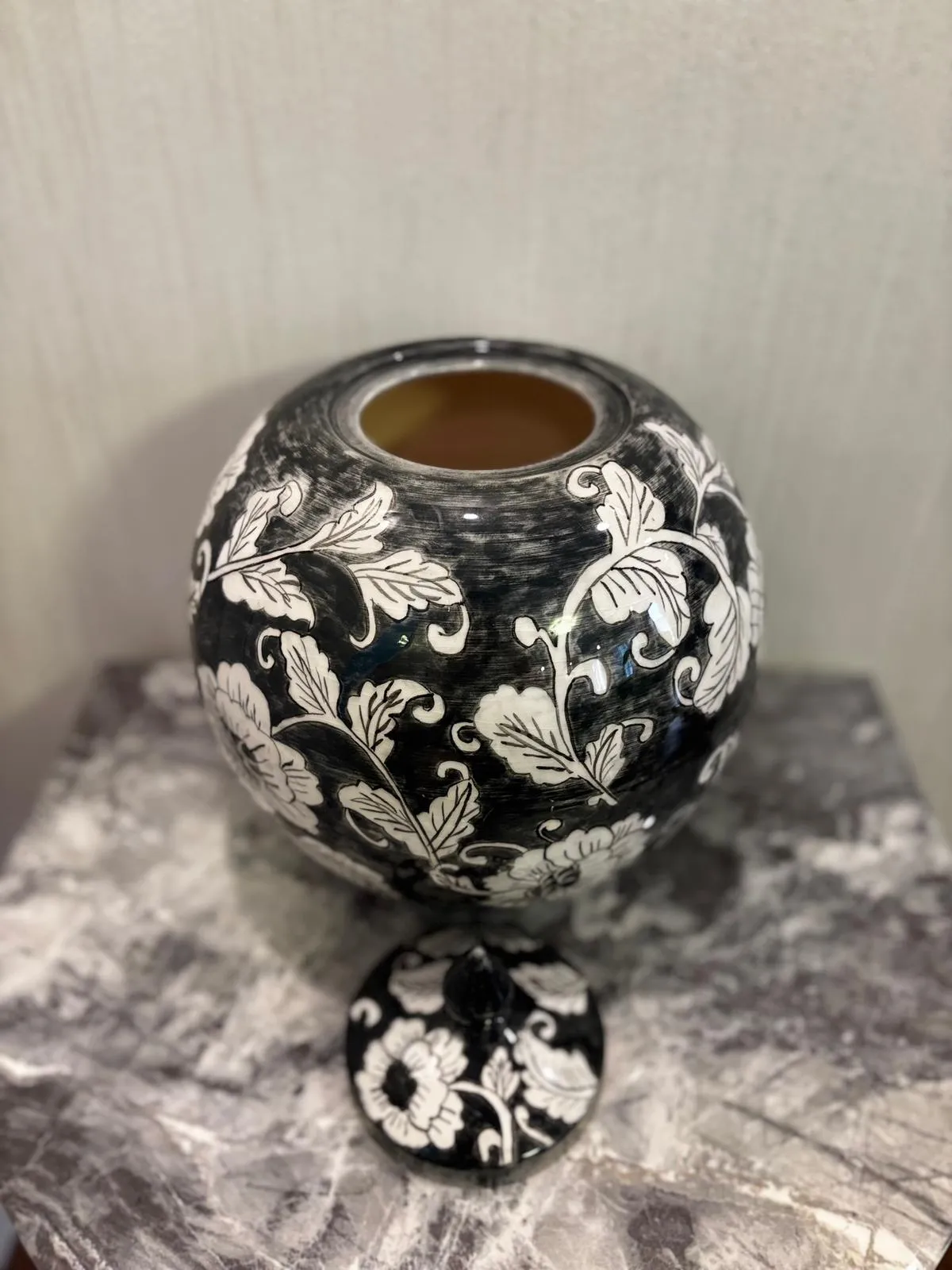 El Boyaması İznik Çini Vazo – Siyah Beyaz Floral Desenli Seramik