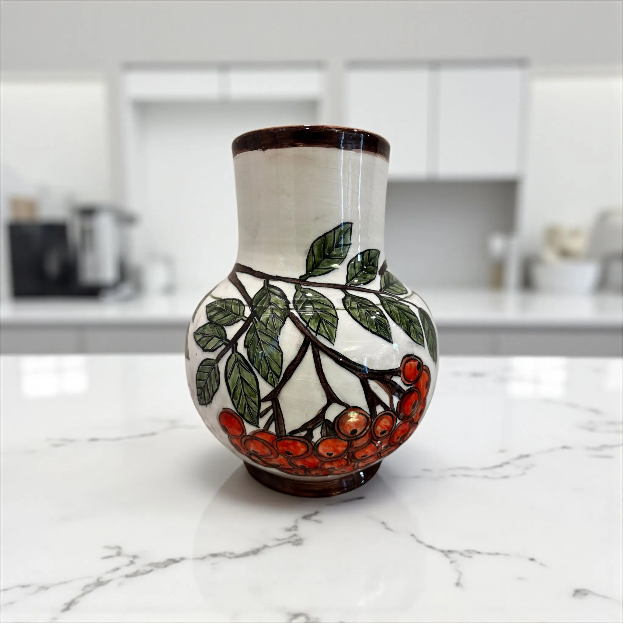 Doğadan Esinlenen El Boyaması Çini Vazo – Kiraz Motifli Seramik Dekor