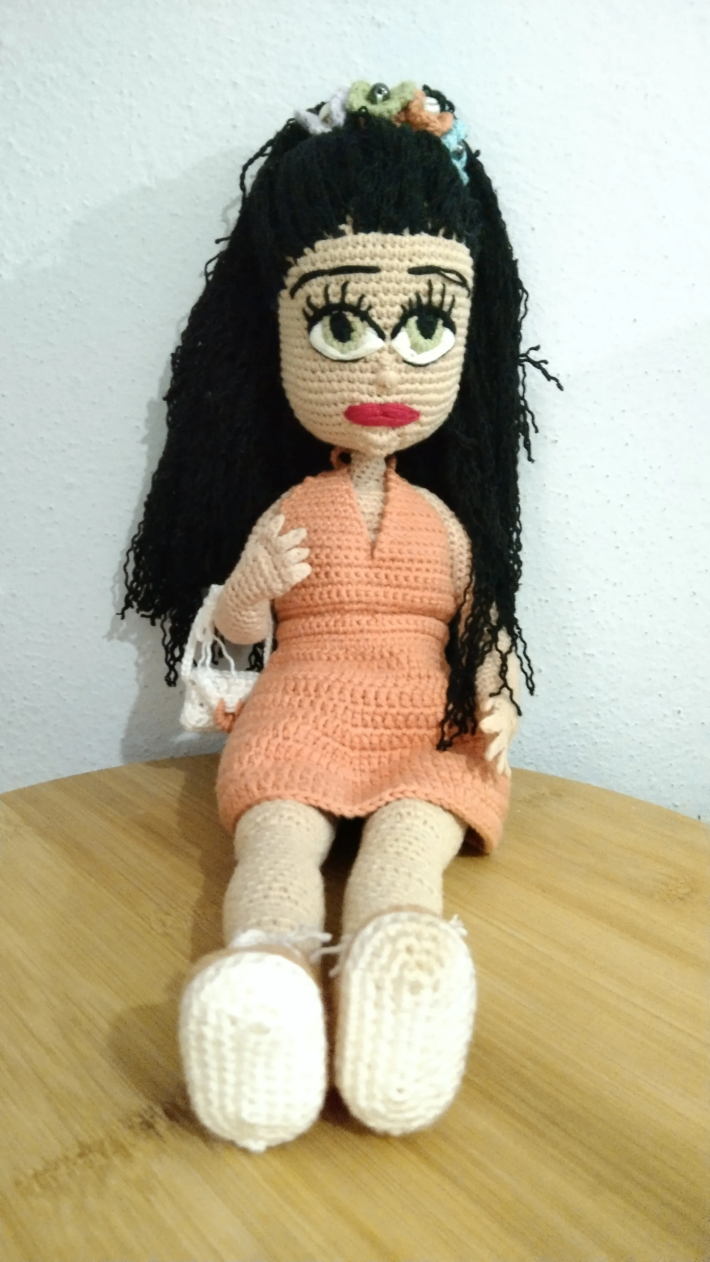 El Yapımı Amigurumi Siyah Saçlı Bez Bebek – Somon Elbiseli