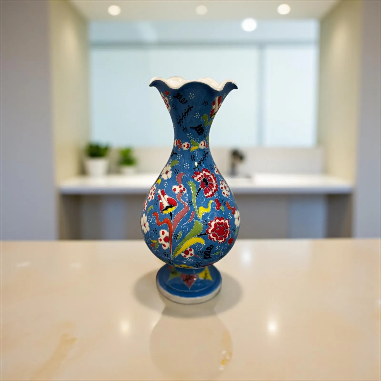 El Yapımı İznik Çini Vazo – Mavi Üzerine Renkli Çiçek Desenli