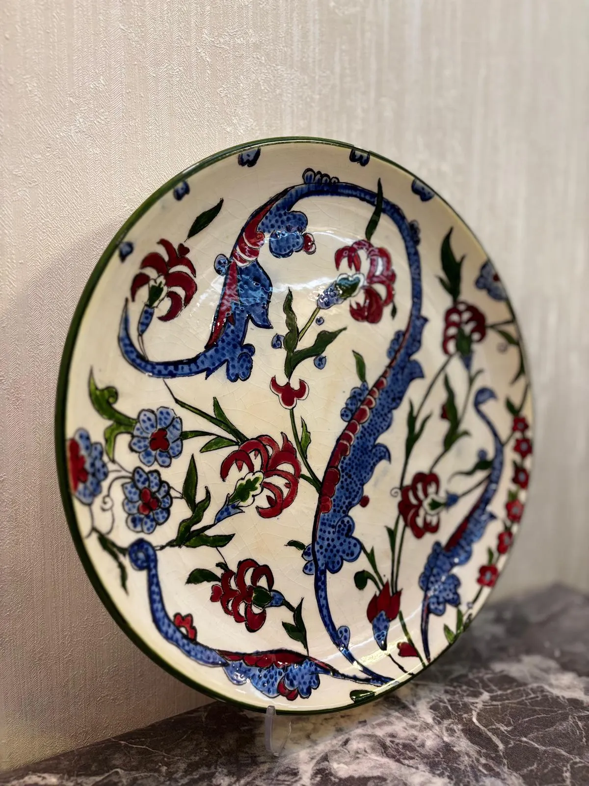 El Yapımı İznik Çini Tabak – Lale ve Çiçek Motifli