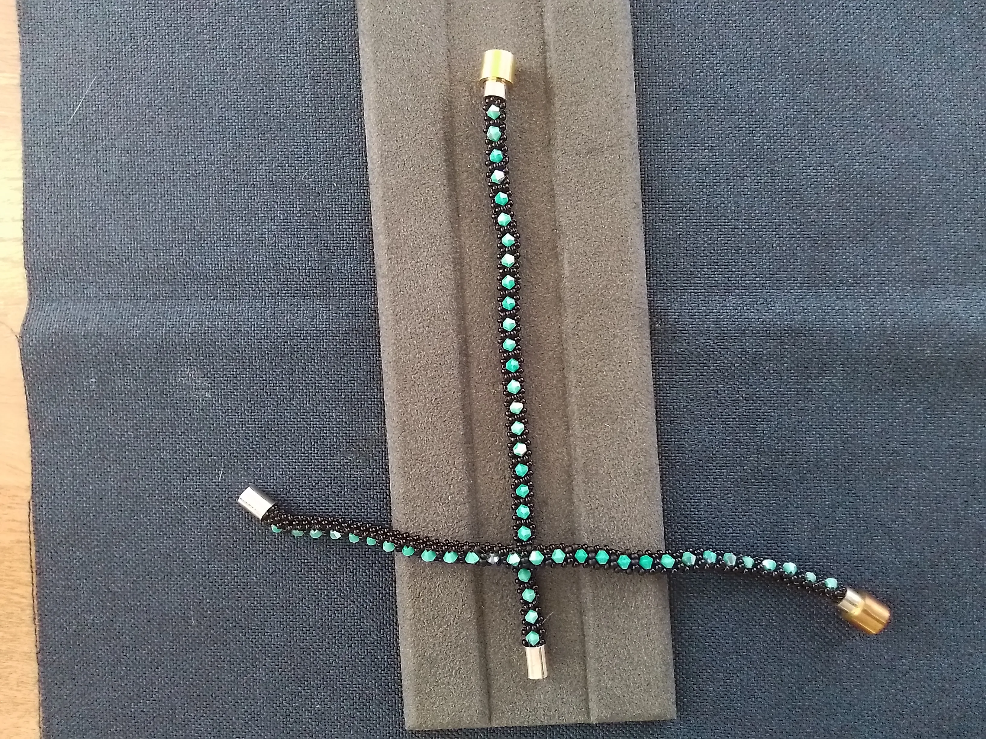 Kum Boncuklarla Örülmüş Turkuaz Taşlı Tasarım Bileklik