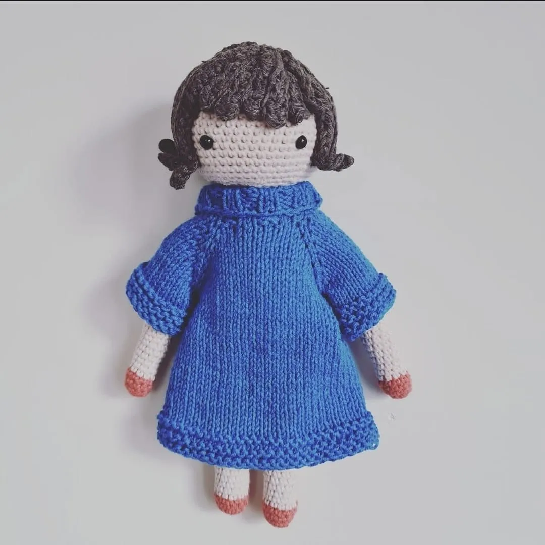 El Örgüsü Mavi Elbiseli Amigurumi Bebek