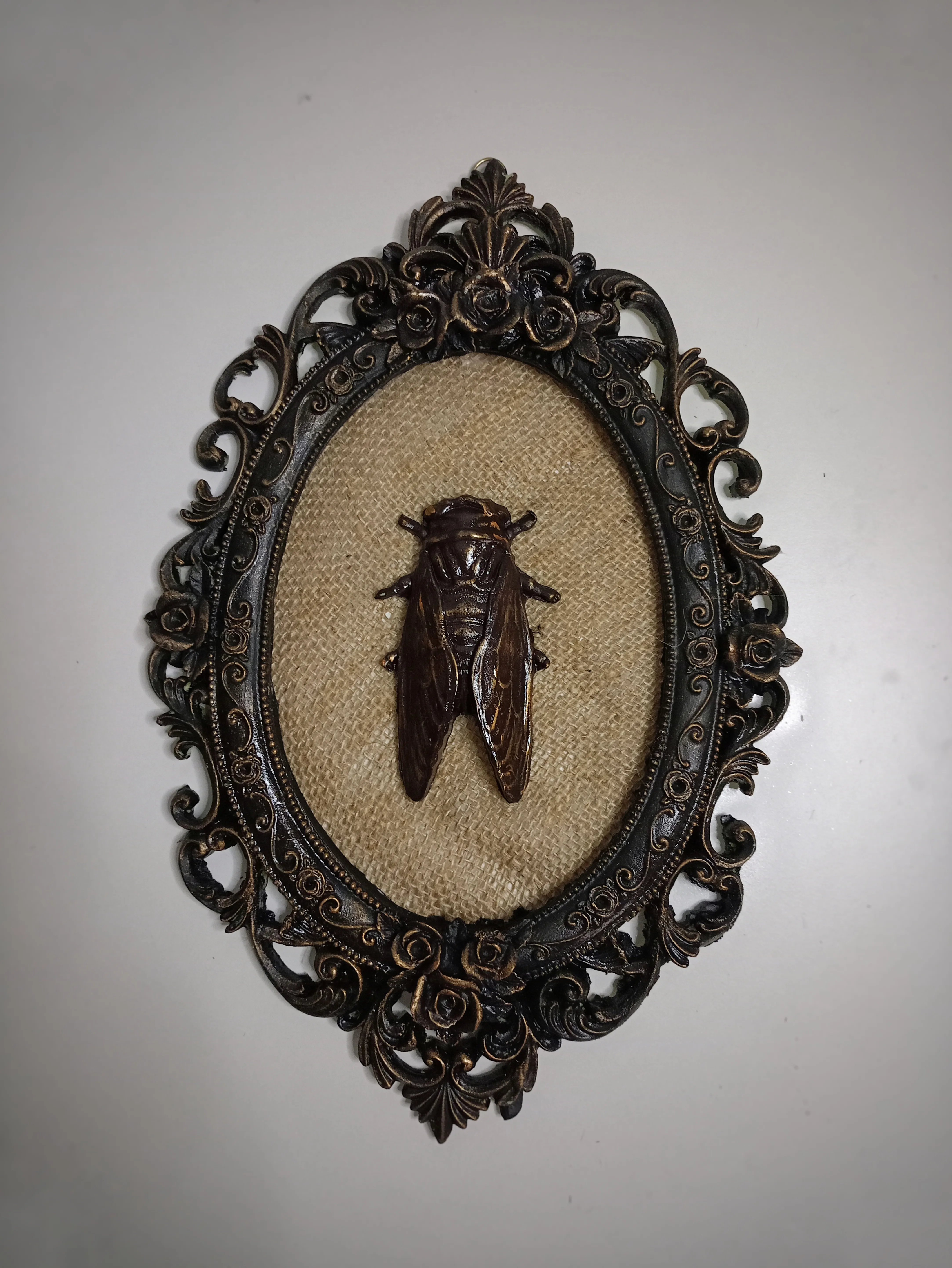 Böcek Motif Gotik Çerçeve