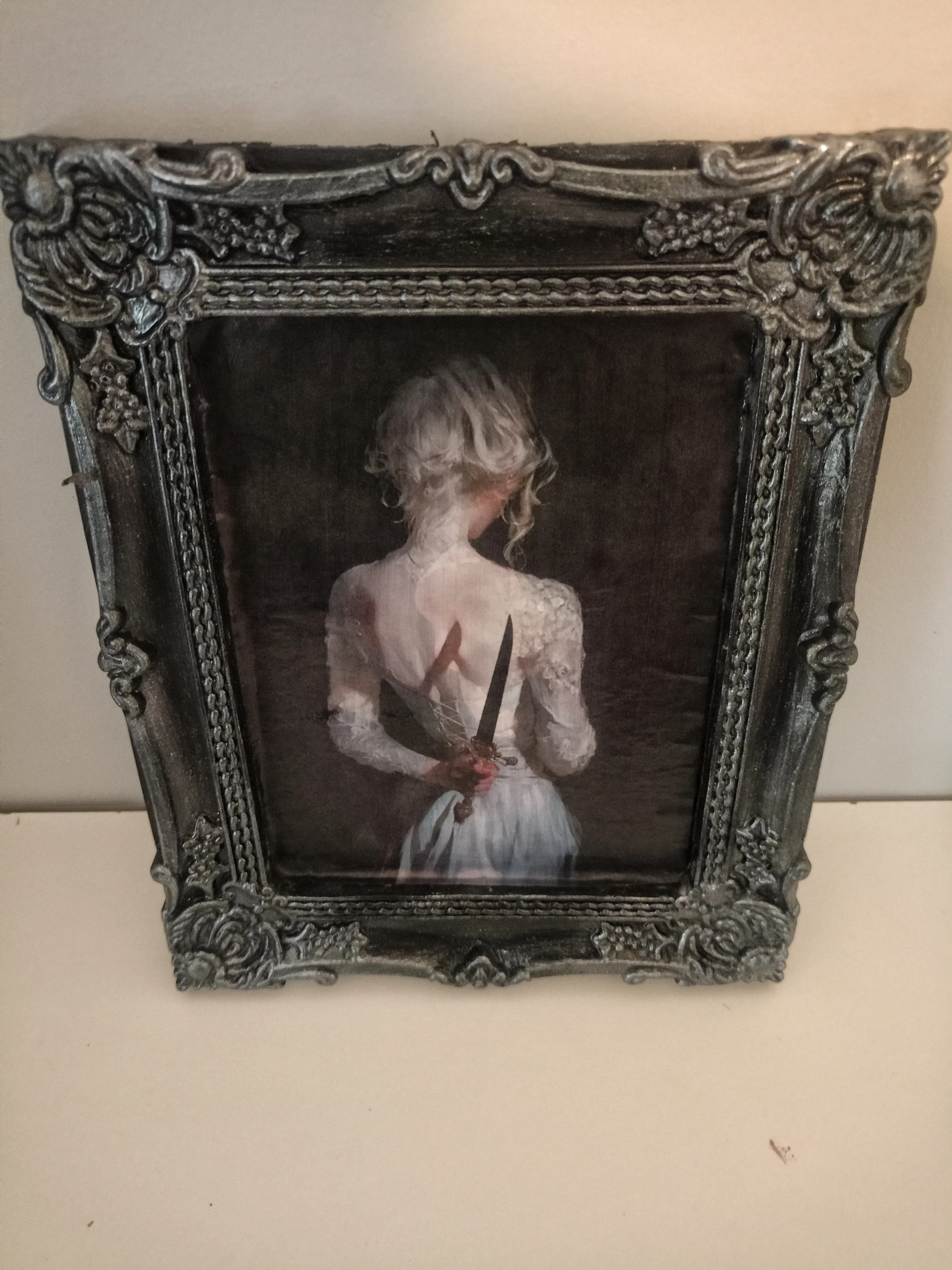 Vintage Çerçeveli Gotik Sanat Tablosu – Bıçaklı Gelin Tasarımı