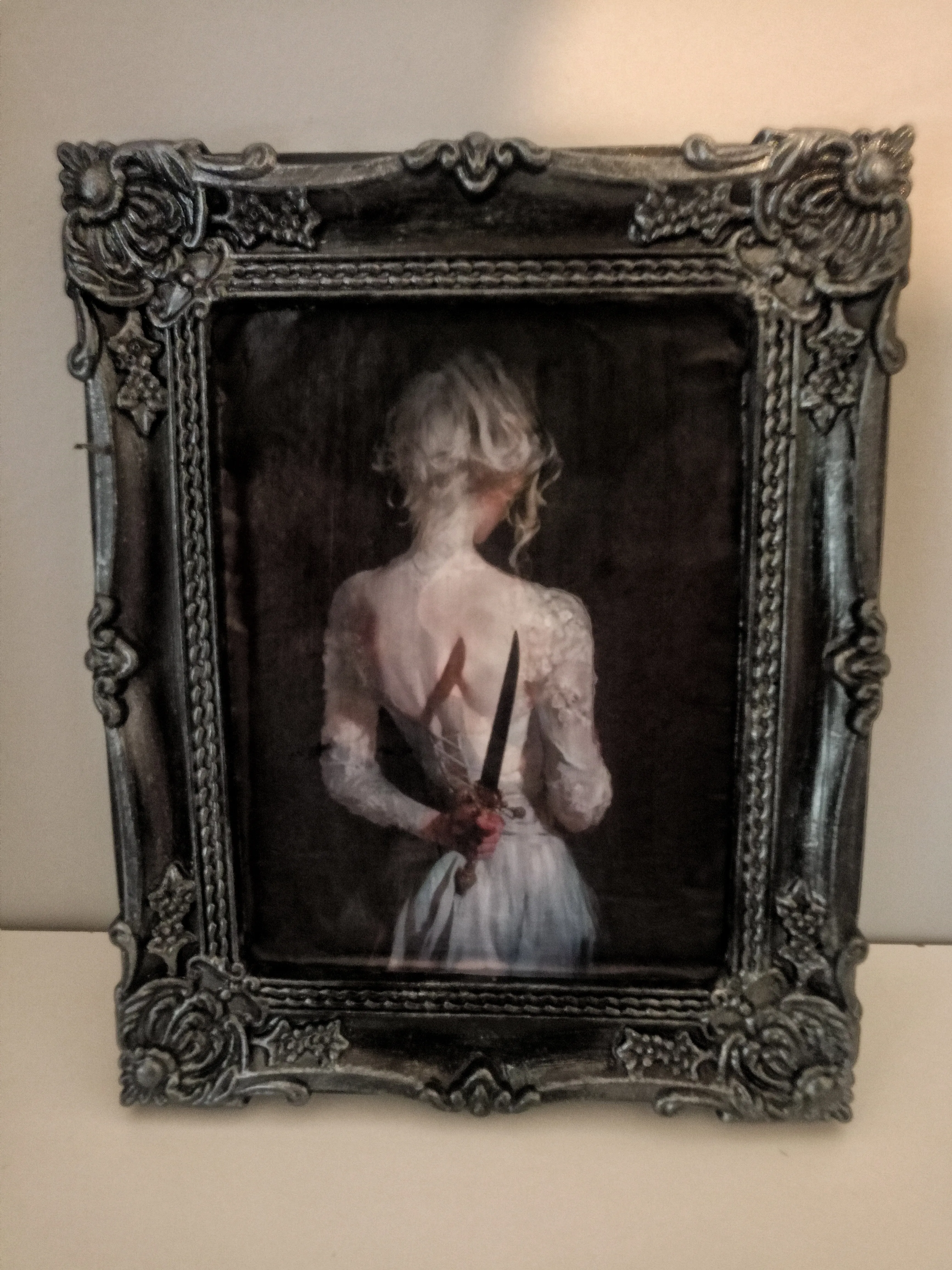 Vintage Çerçeveli Gotik Sanat Tablosu – Bıçaklı Gelin Tasarımı