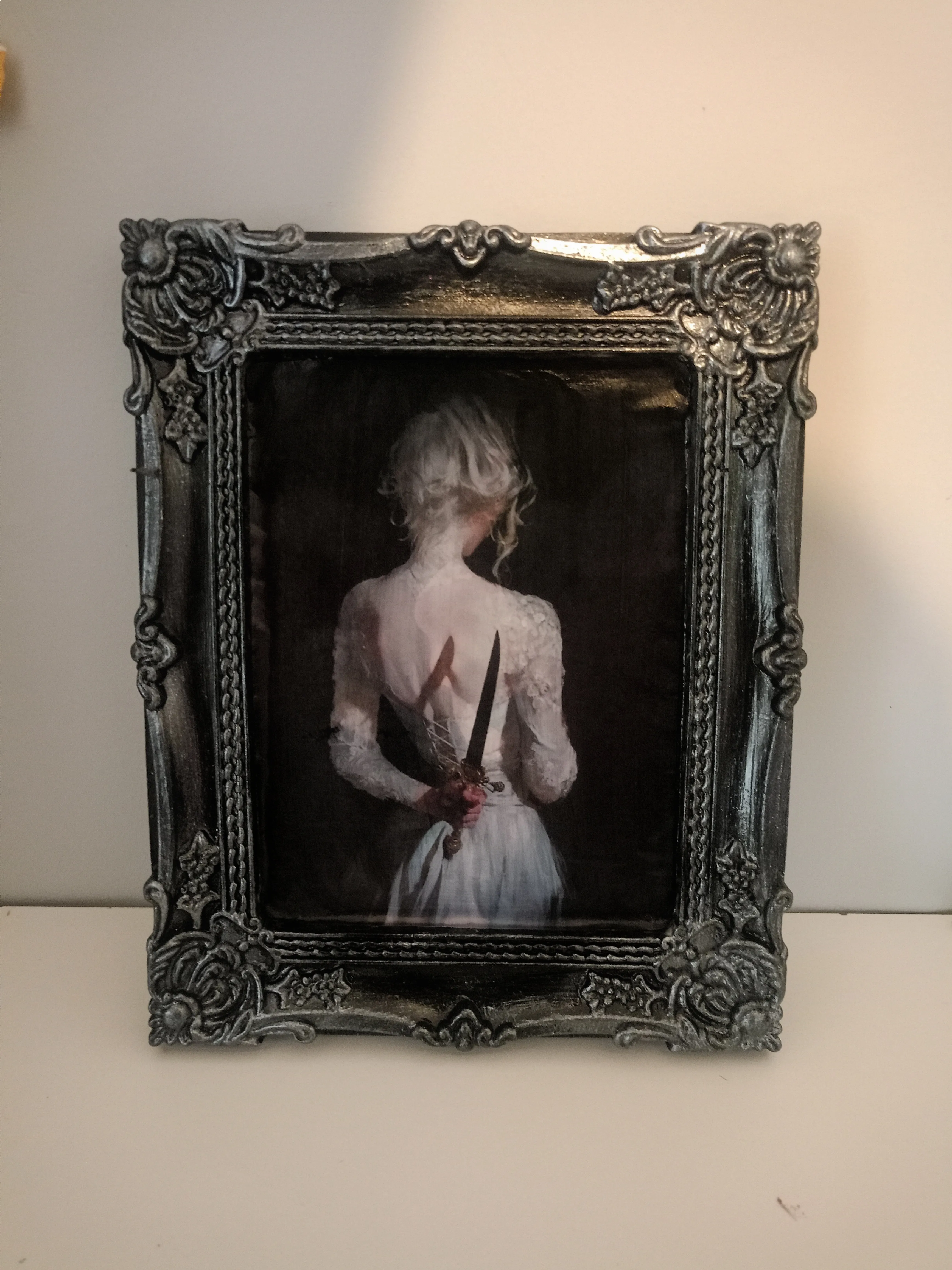 Vintage Çerçeveli Gotik Sanat Tablosu – Bıçaklı Gelin Tasarımı