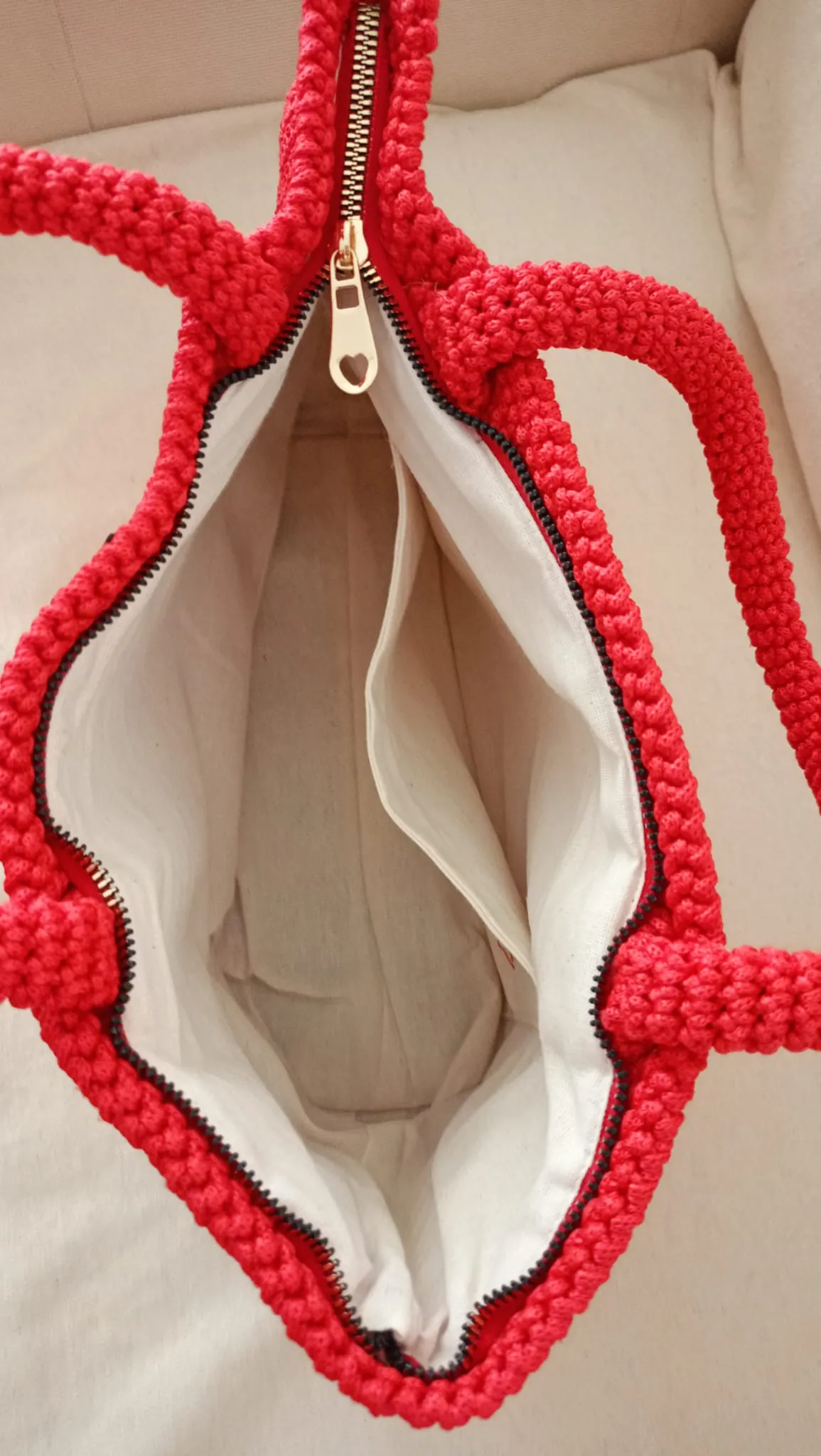 Kırmızı Çiçek Detaylı El Örgüsü Çanta – 32x22x11 cm
