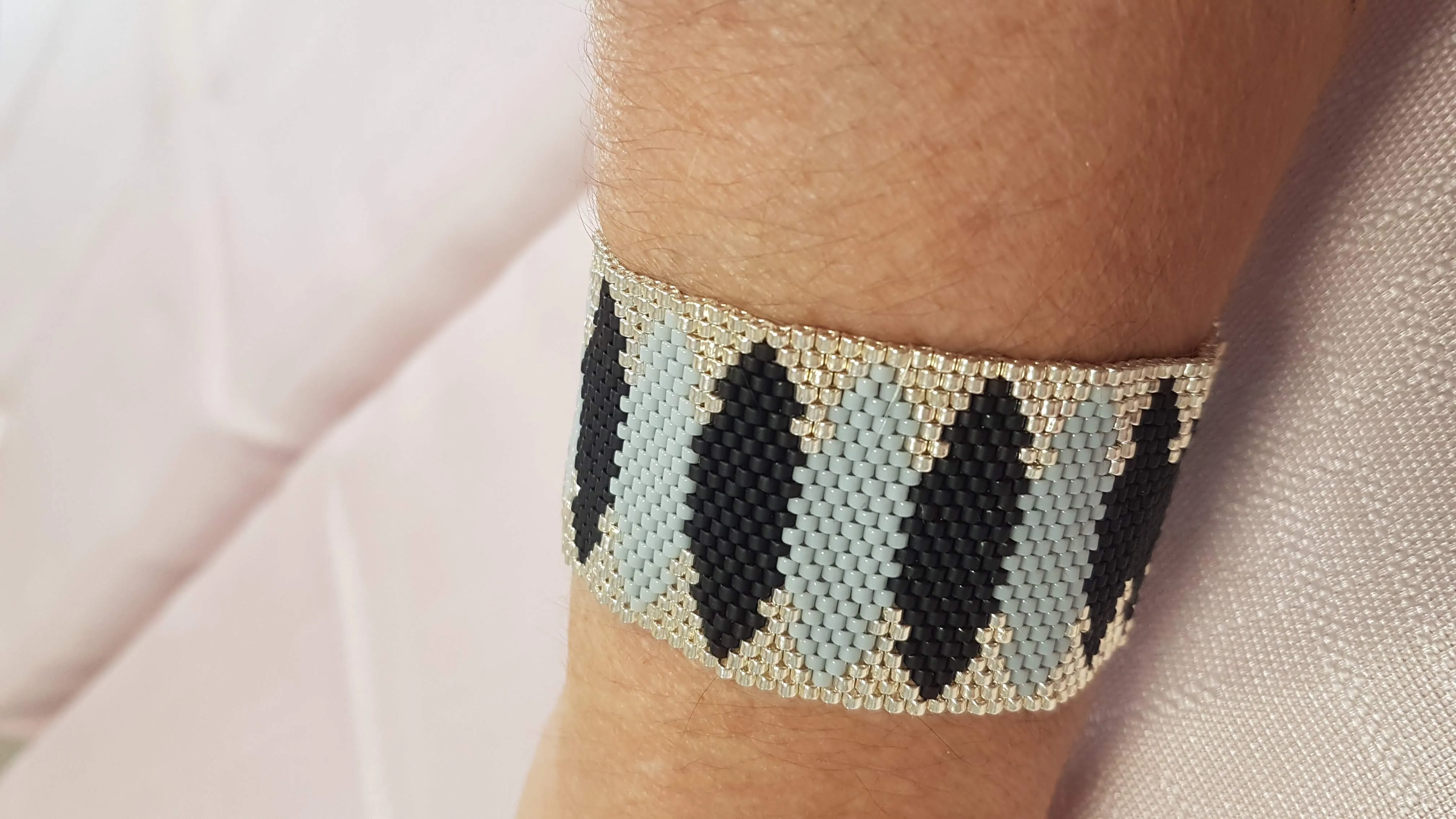 El Örgüsü Gri-Siyah Bileklik