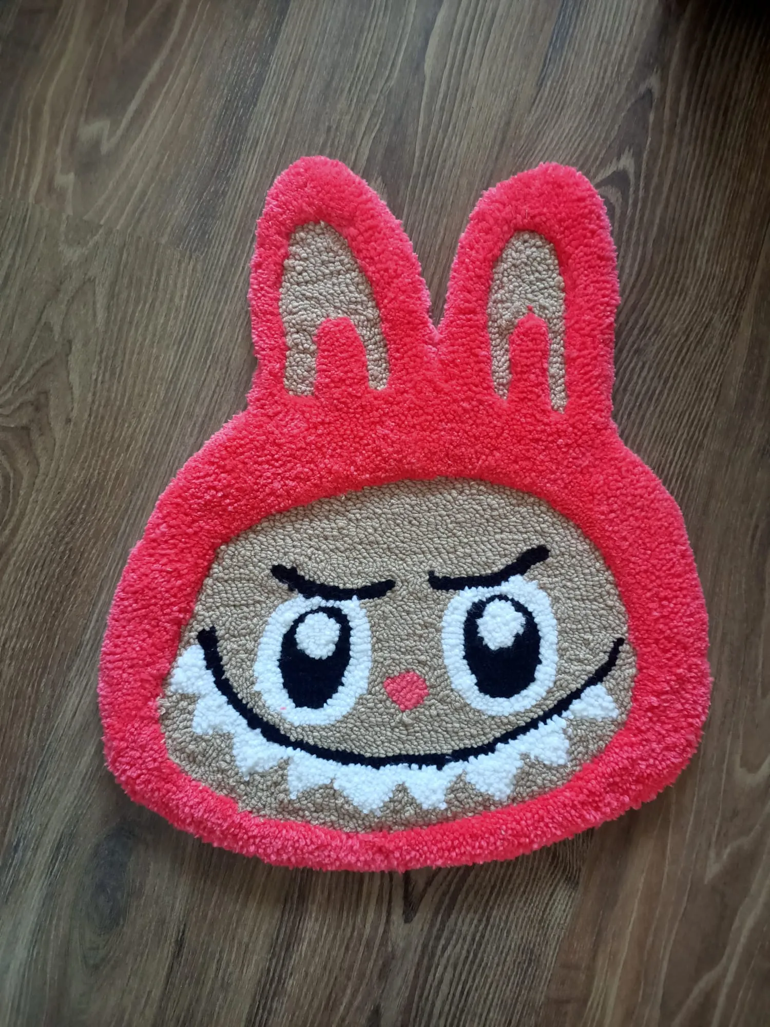 El Yapımı Labubu Figürlü Küçük Halı – 50x42 cm