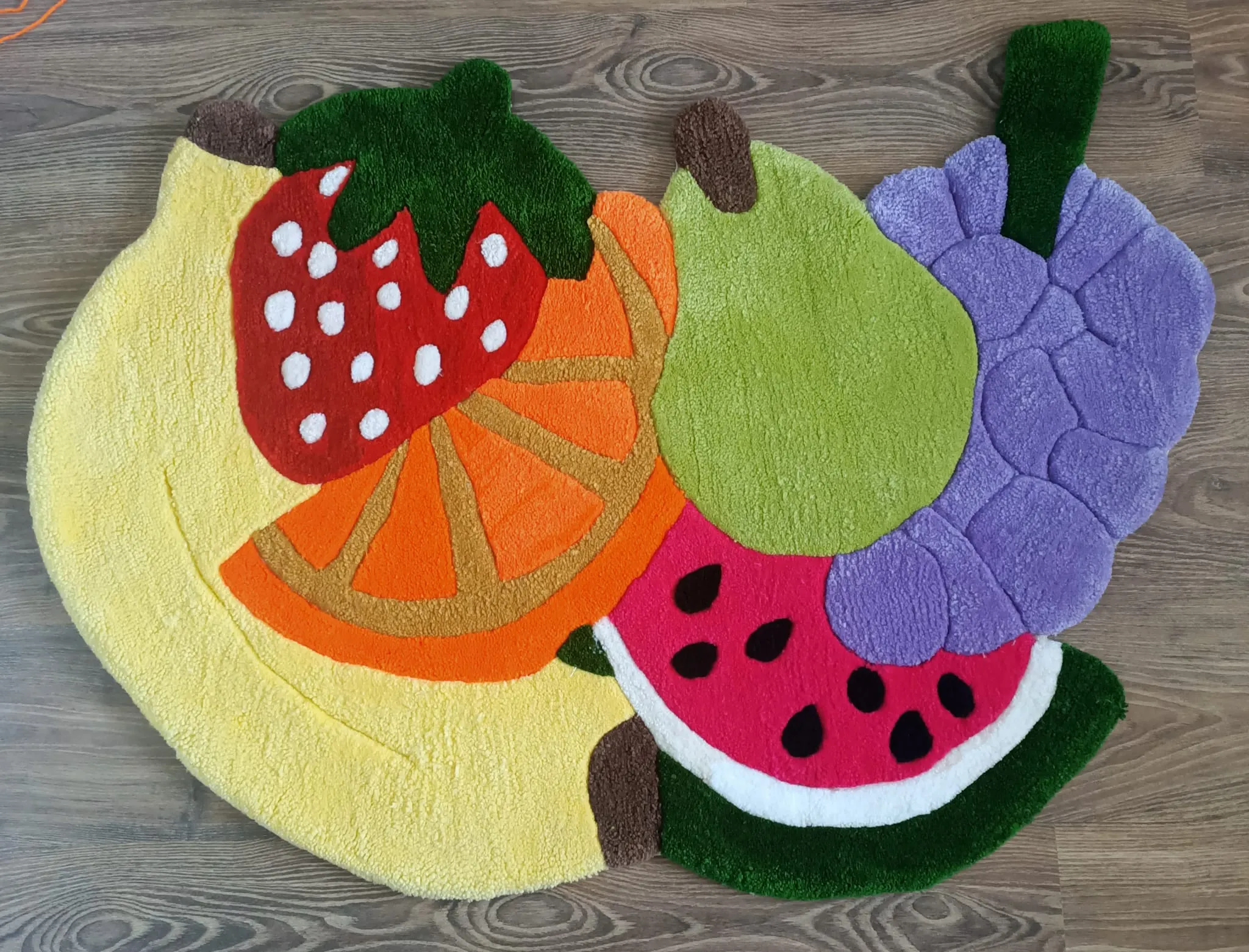 El Yapımı Meyve Desenli Halı – 110x80 cm (Cut Tufting)