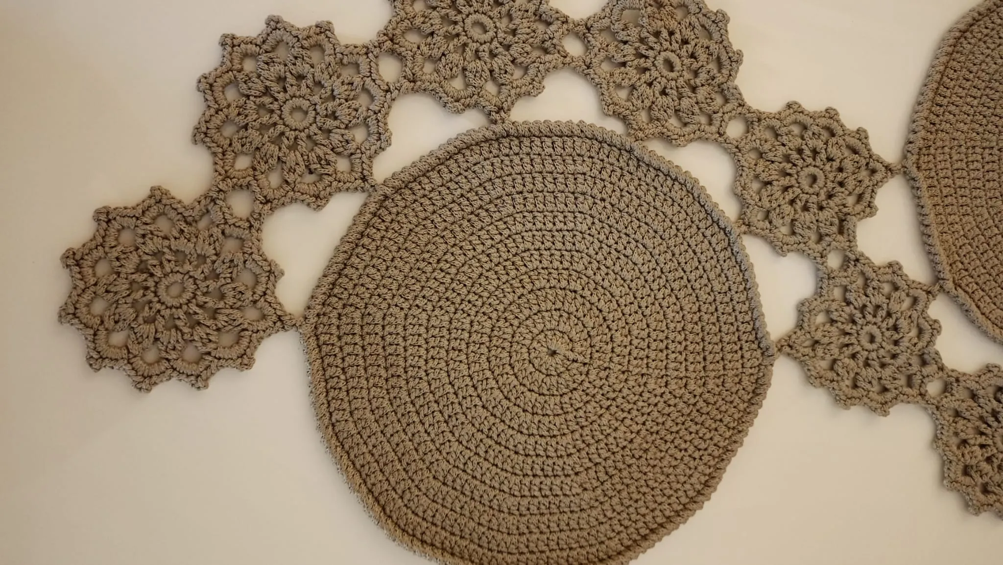 Doğal Tonlarda El Örgüsü Dekoratif Ranır – 104x31 cm