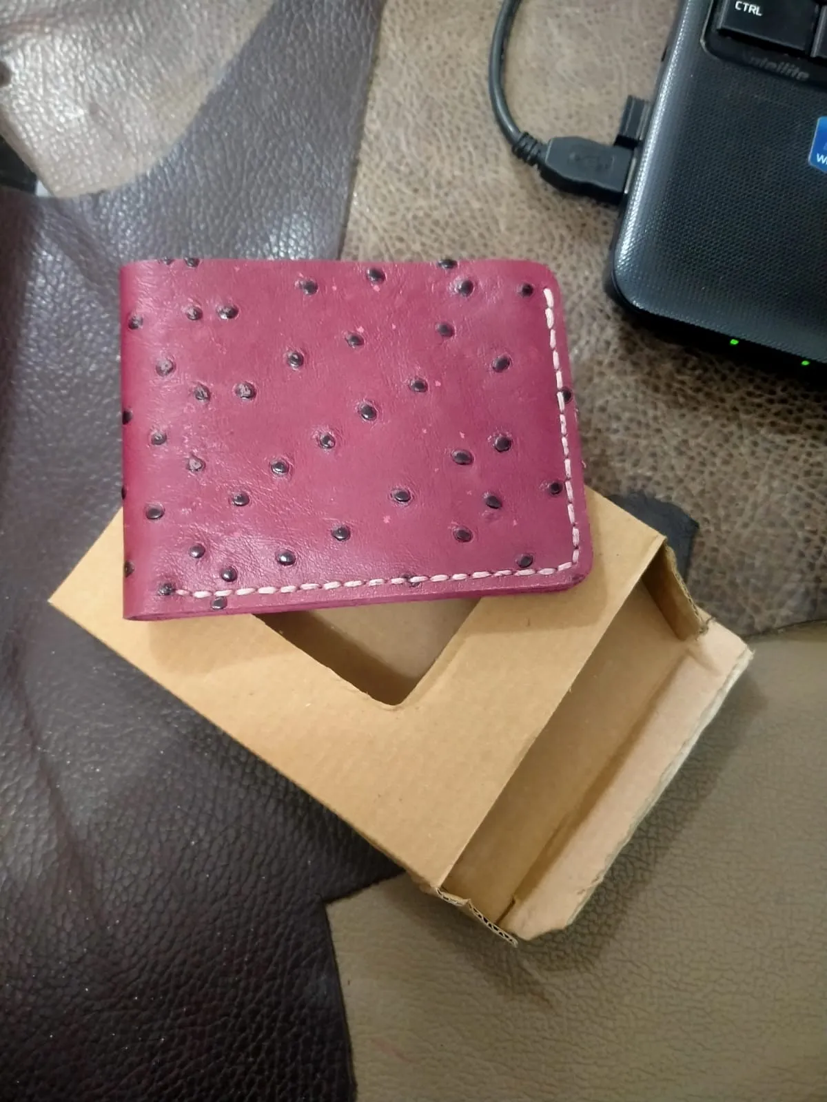 Hakiki Deri Devekuşu Desen Baskılı Bordo Cüzdan