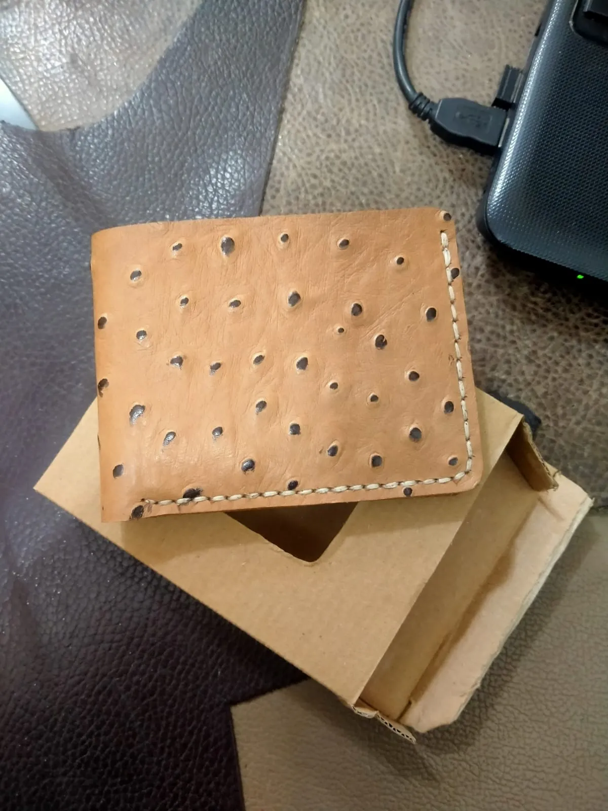 Hakiki Deri Devekuşu Desen Baskılı Taba Rengi Cüzdan