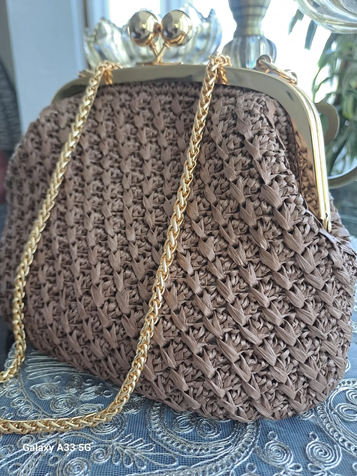 El Örgüsü Kahverengi Hasır Görünümlü Zincir Askılı Çanta – Zarif ve Şık Tasarım