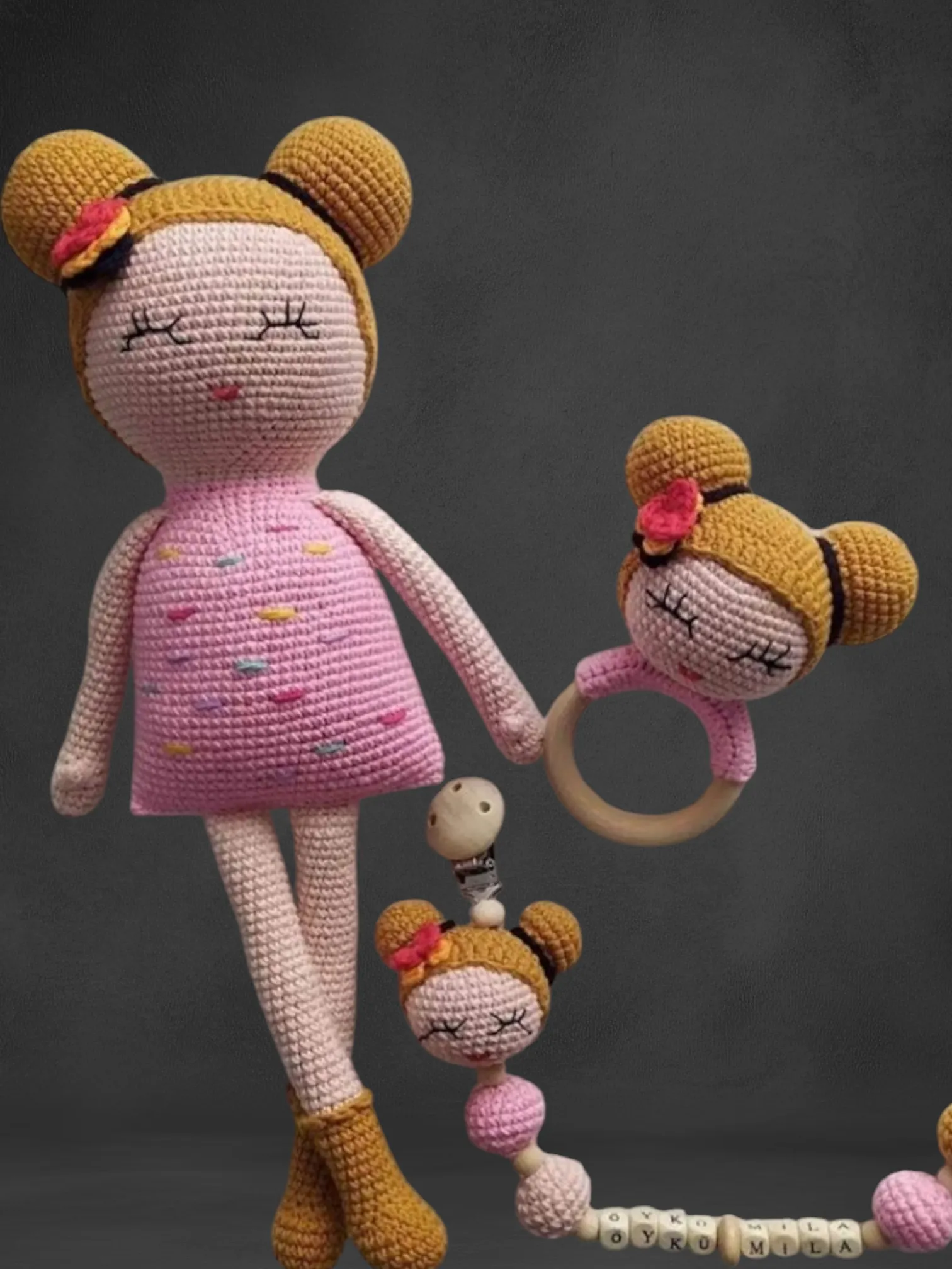 Pembe Elbiseli Amigurumi Bebek ve Aksesuar Seti