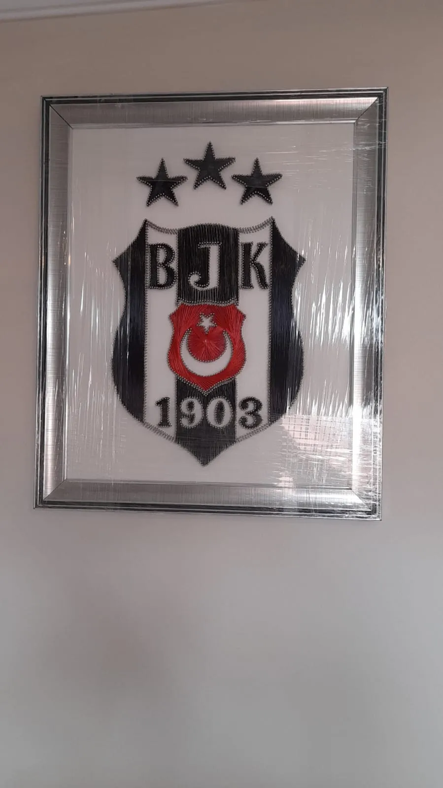 Beyaz Deri Üzerine Beşiktaş JK Logosu Filografi Tablo – El Yapımı