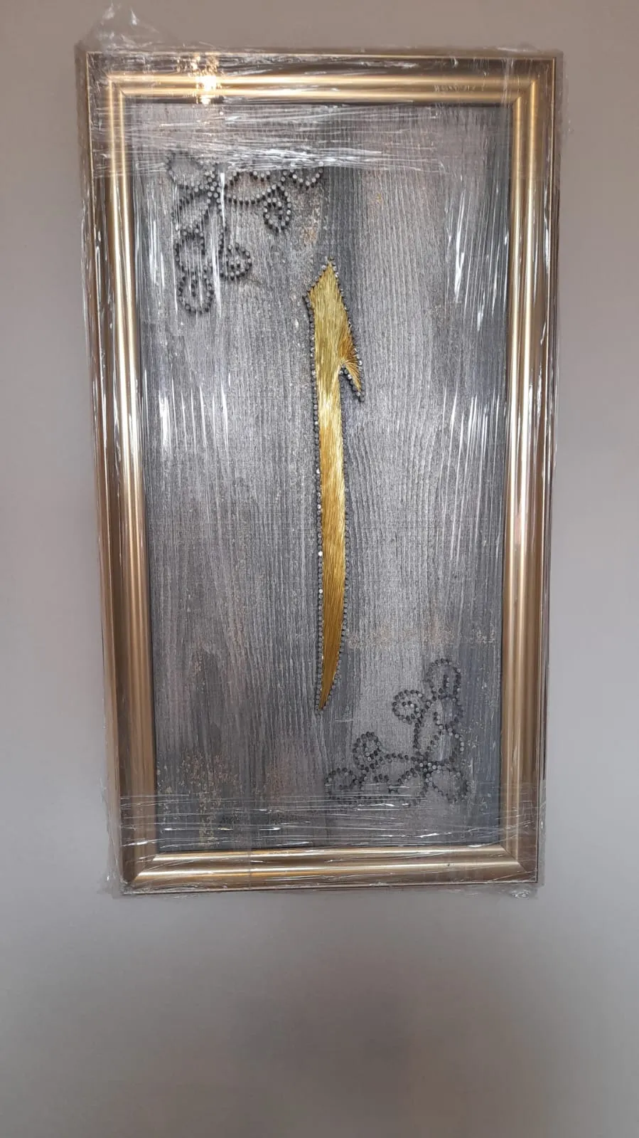 Gri Ahşap Zemin Üzerine Altın Renk Fiat Arma – Filografi Tablo