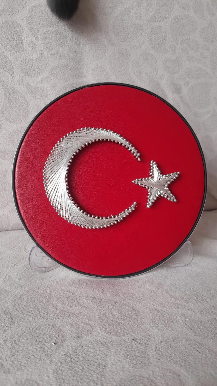 En 25 Boy 25 cm Kırmızı Zemin Üzerine Ay Yıldız – Masa Üstü veya Duvar Kullanımı