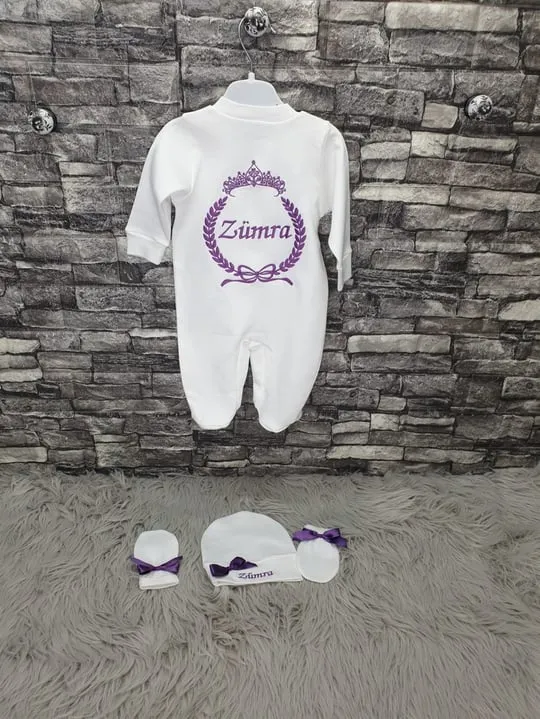 İsme Özel Mor Detaylı 3 Parça Bebek Tulumu Seti – %100 Pamuk Hastane Çıkışı 0-3 Ay