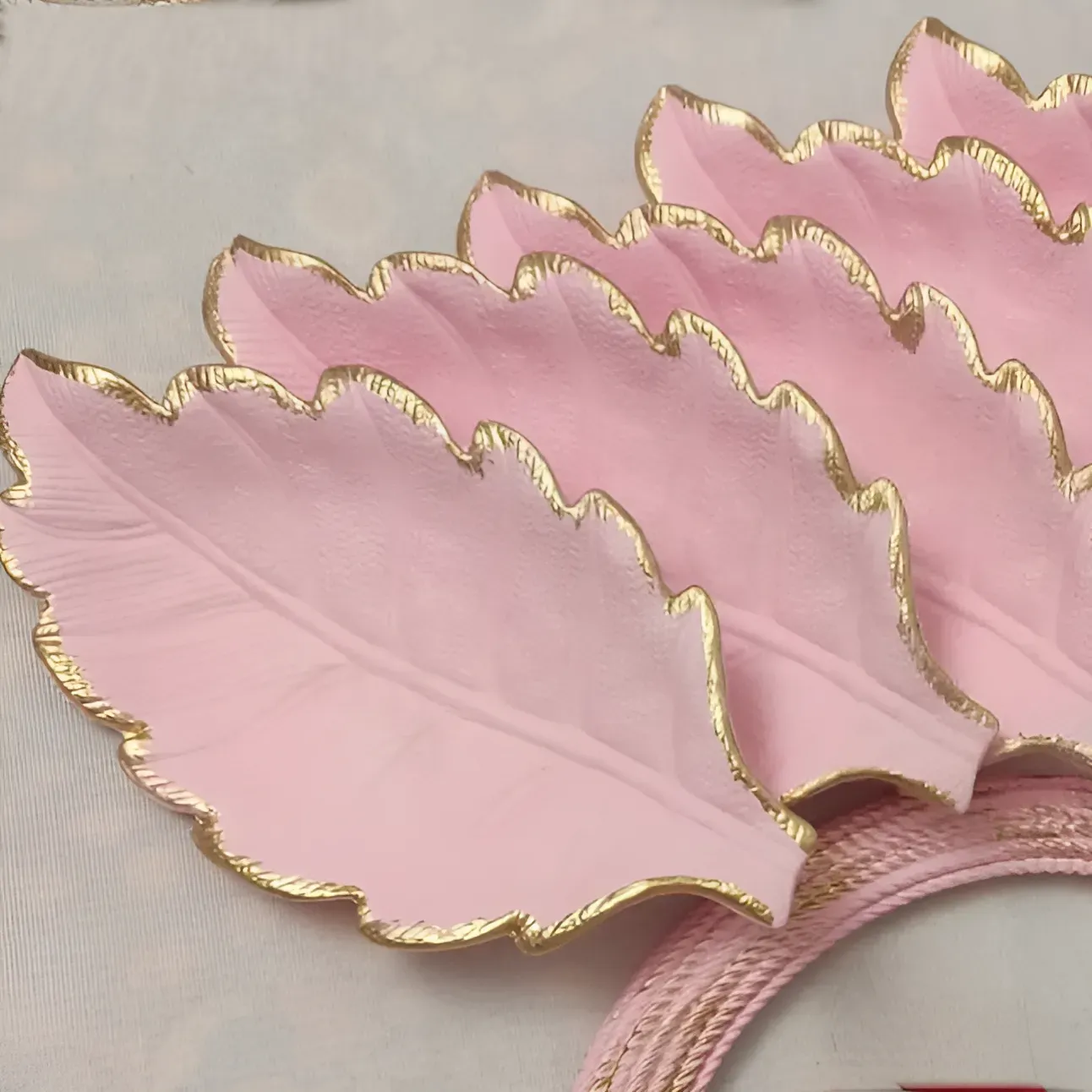 Altın Kenarlı Pembe Yaprak Dekoratif Sunum Tabağı