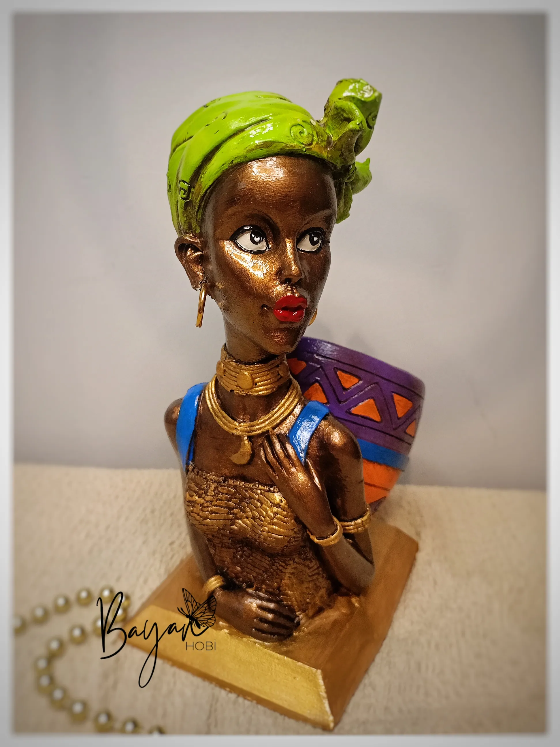 Yeşil Başörtülü Afrikalı Kadın Biblo