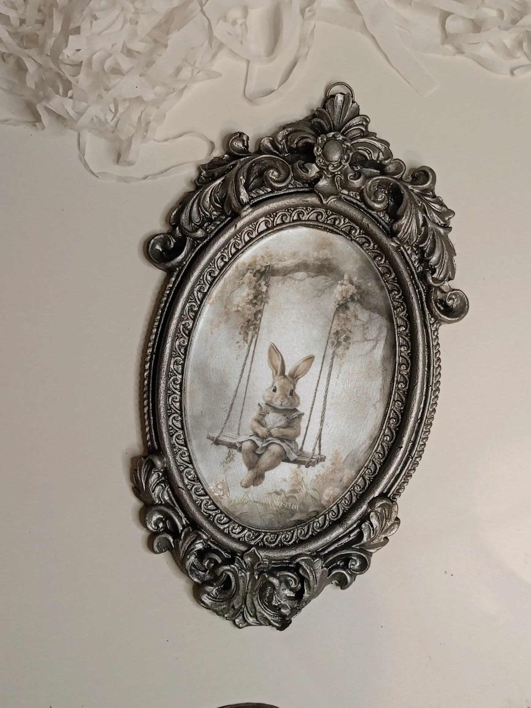Vintage Gümüş Oval Çerçeveli Tavşan Temalı Duvar Dekoru