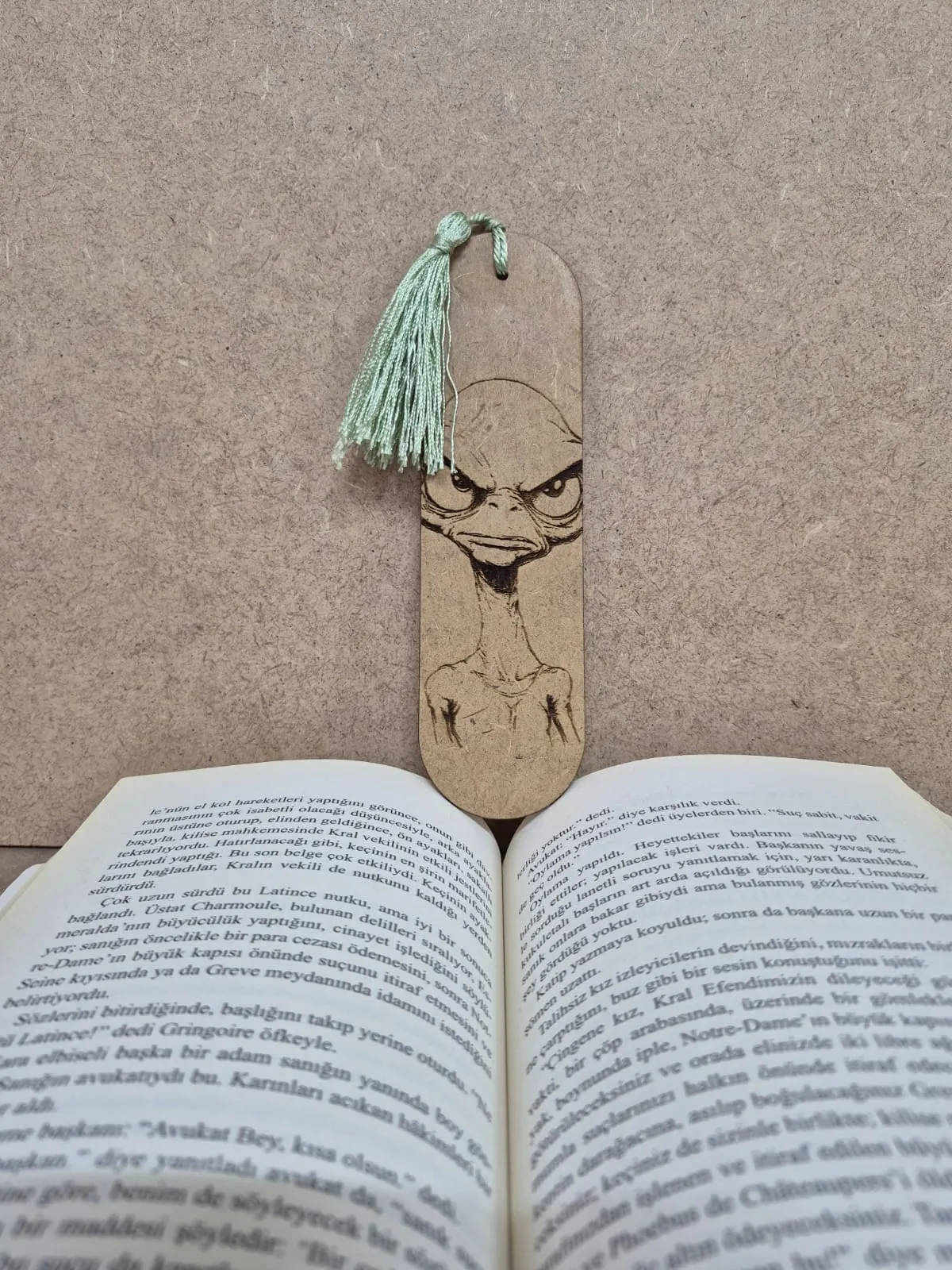 Yeşil Püsküllü Alien Tasarımlı Ahşap Kitap Ayracı