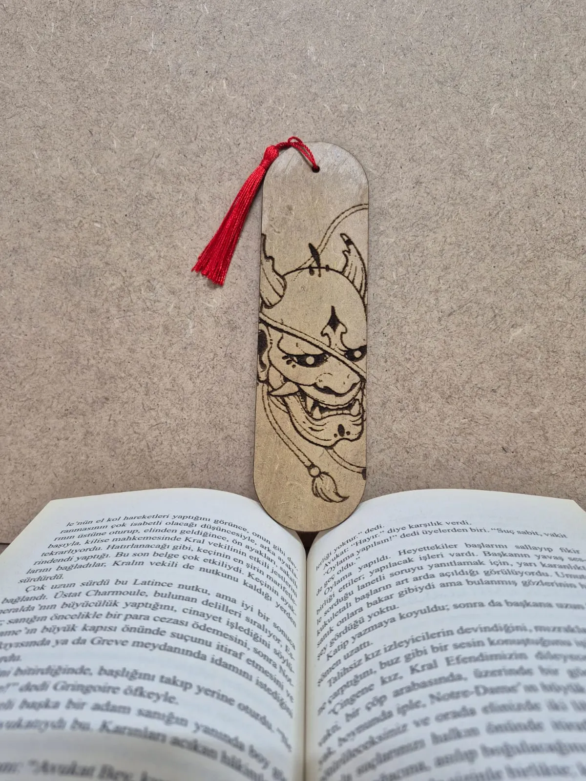 Ahşap Oni Mask Tasarımlı Kitap Ayracı