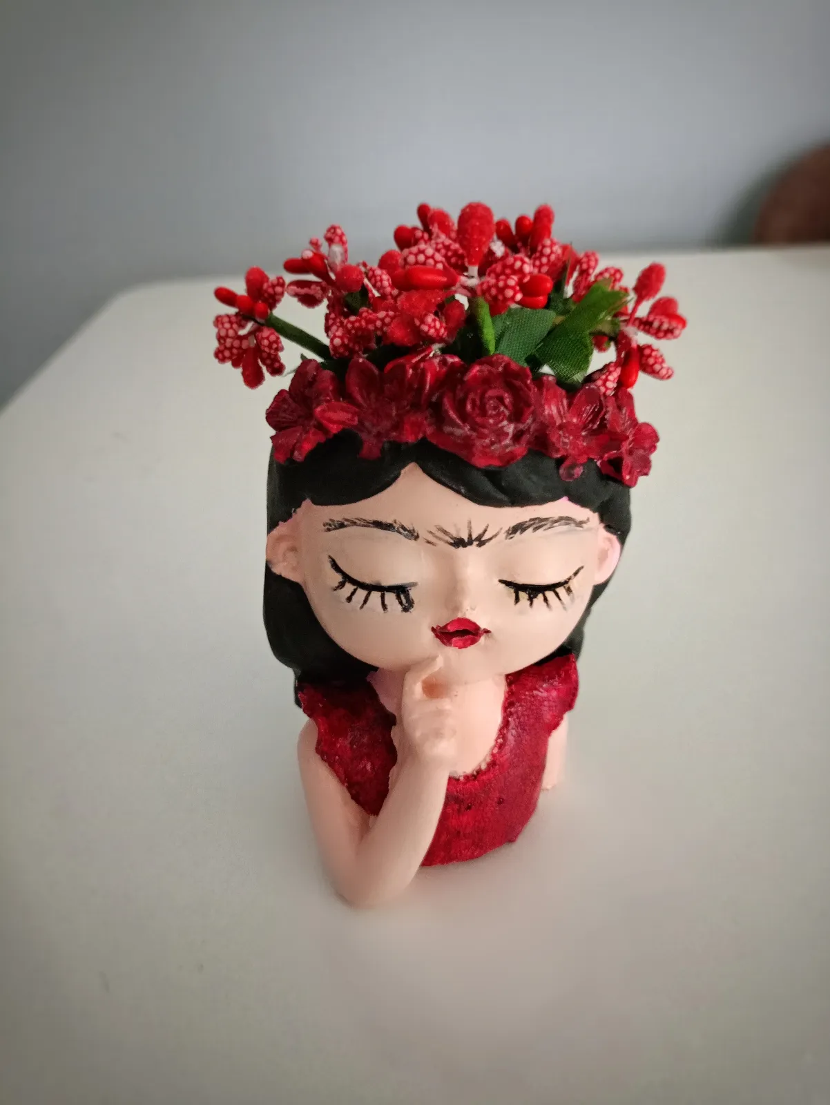 Kırmızı Çiçek Taçlı Frida Kahlo Saksı