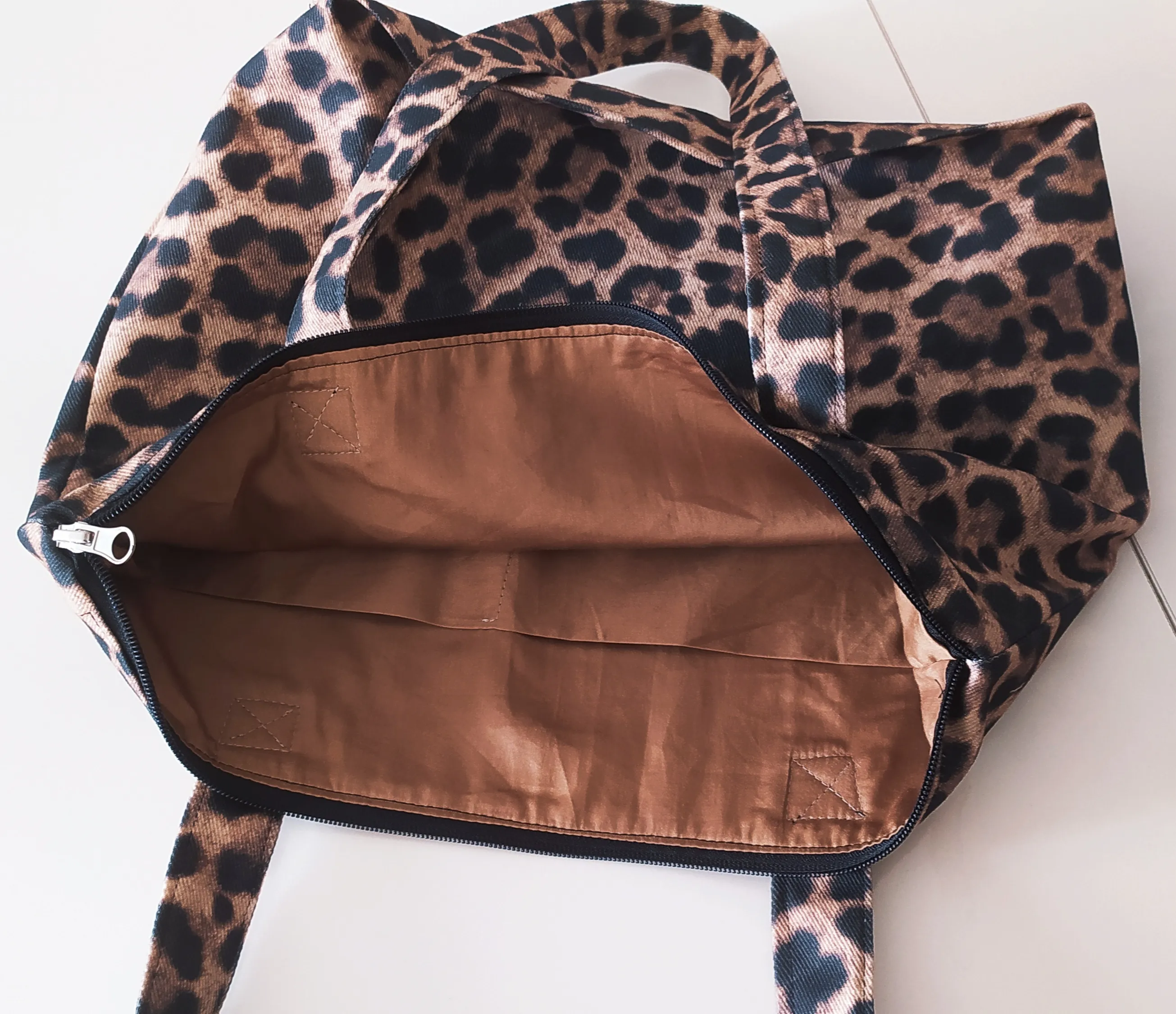 Leopar Desenli Kumaş Omuz Çantası