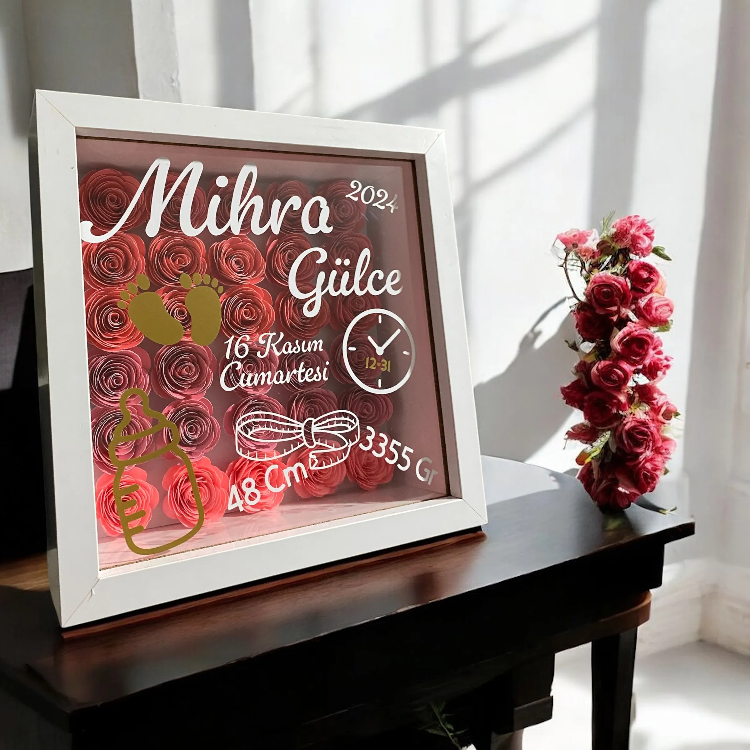 Kişiye Özel Çiçek Desenli Hatıra Çerçevesi – İsim, Tarih ve Özel Gün Detaylarıyla Nişan, Düğün, Doğum Günü ve Kurumsal Tasarım