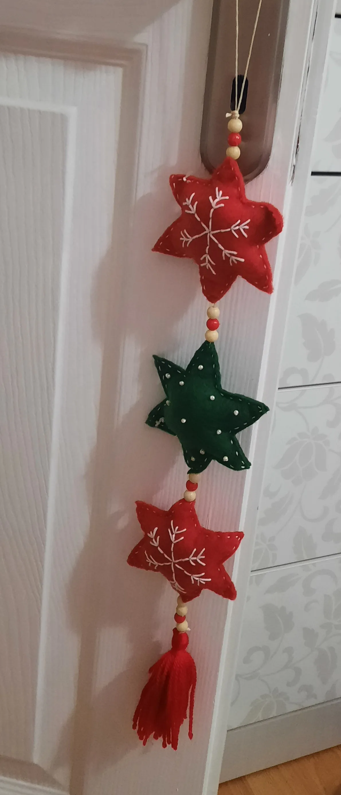 Keçeden Yıldız Motifli El Yapımı Duvar ve Kapı Süsü – 50 cm Dekoratif Aksesuar