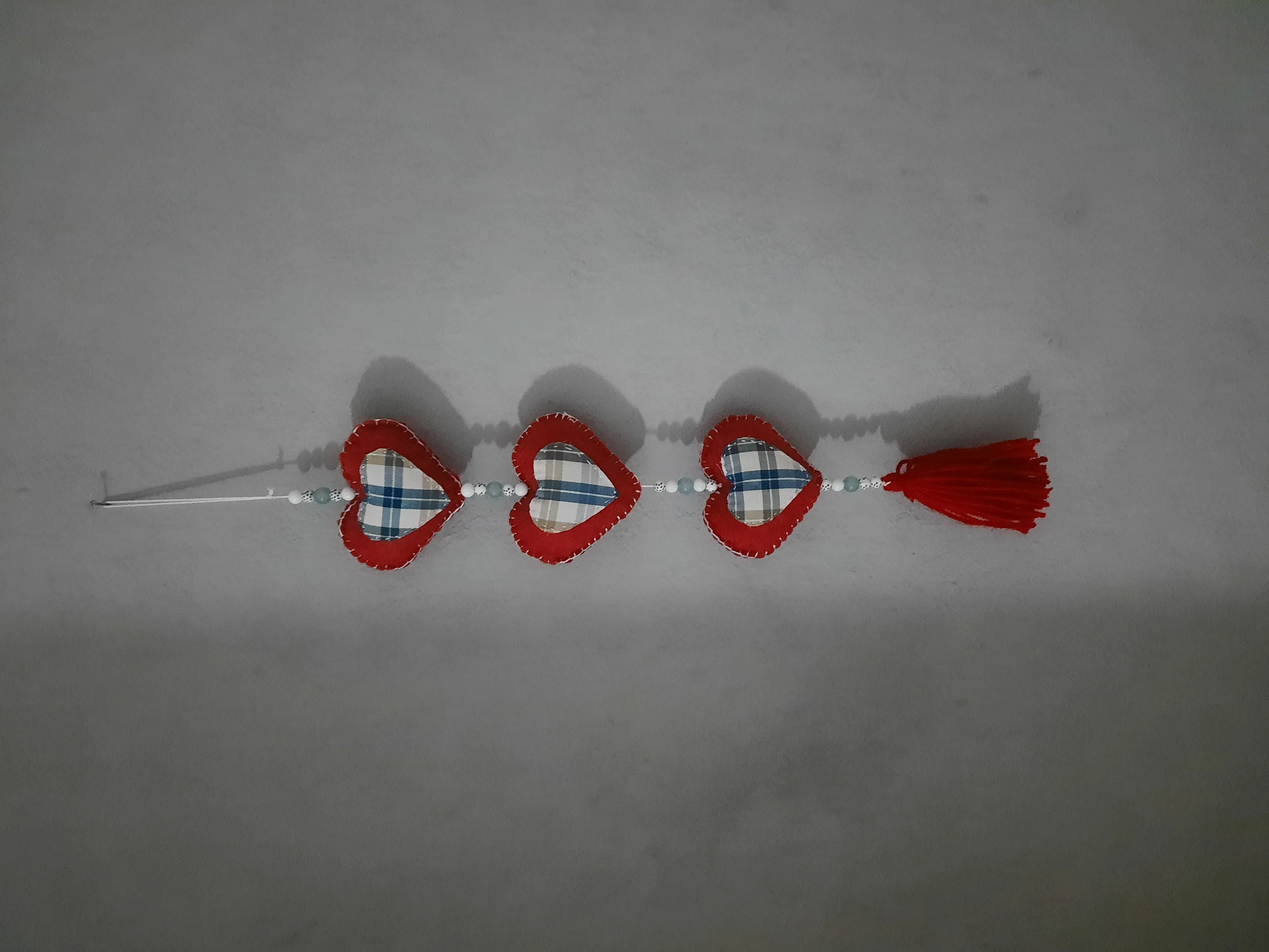 El Yapımı Kalp Motifli Keçe Duvar ve Kapı Süsü – 50 cm