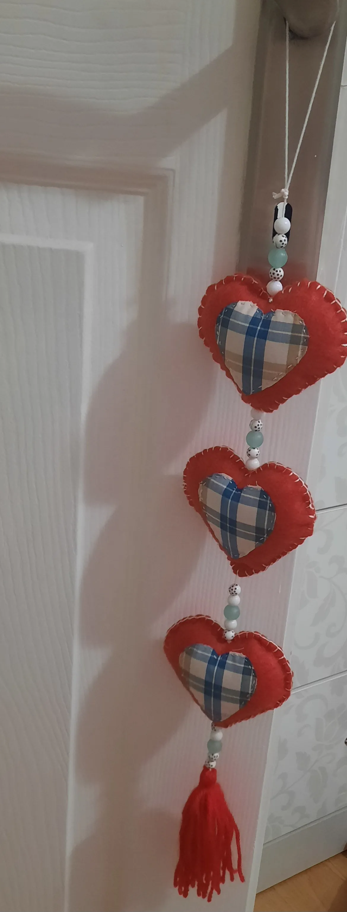 El Yapımı Kalp Motifli Keçe Duvar ve Kapı Süsü – 50 cm