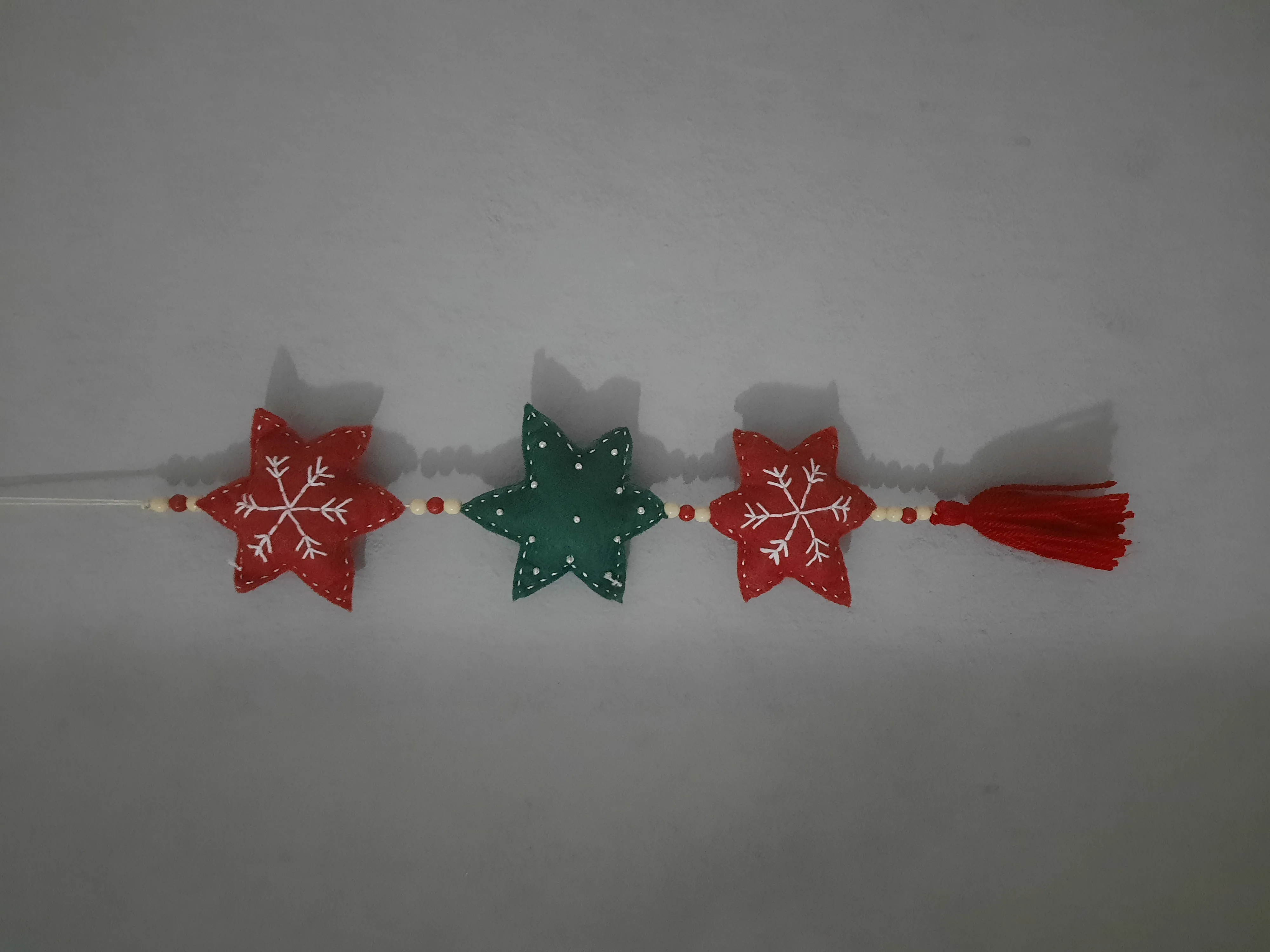 Keçeden Yıldız Motifli El Yapımı Duvar ve Kapı Süsü – 50 cm Dekoratif Aksesuar