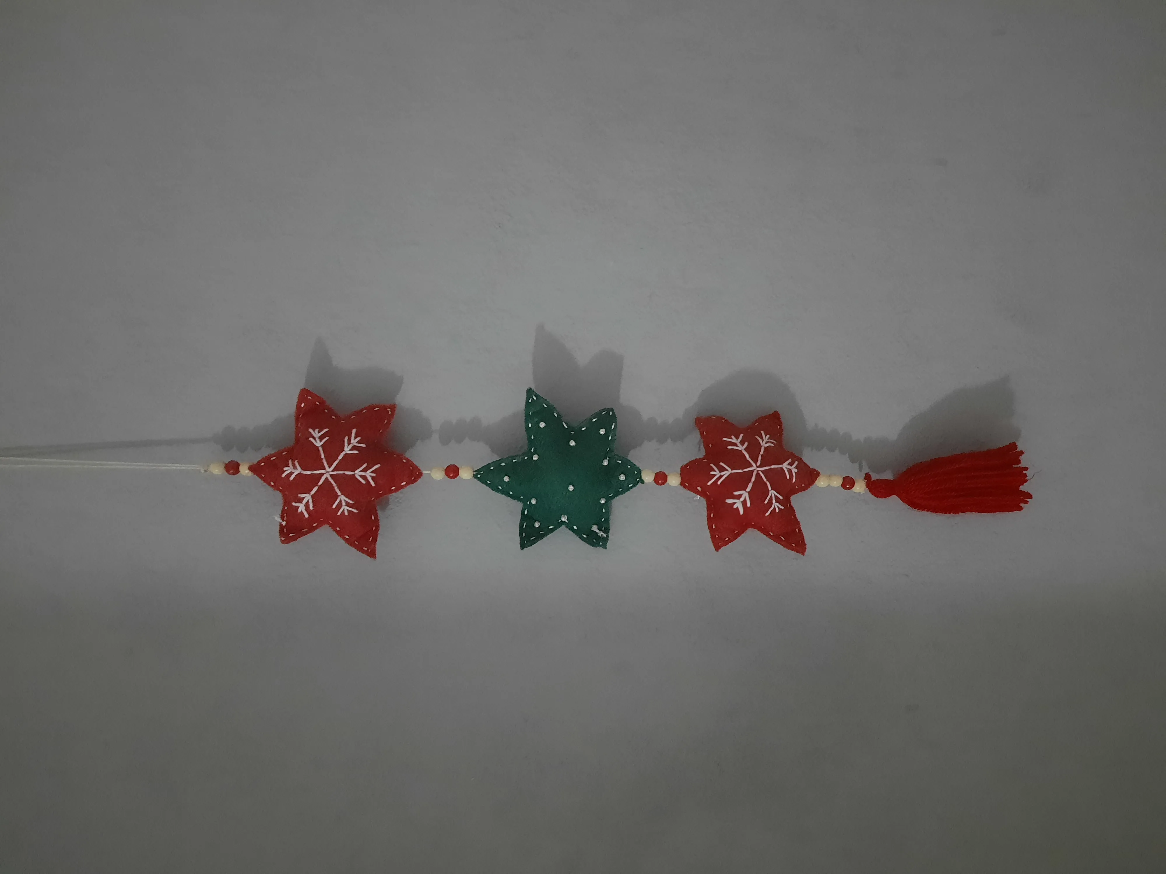 Keçeden Yıldız Motifli El Yapımı Duvar ve Kapı Süsü – 50 cm Dekoratif Aksesuar