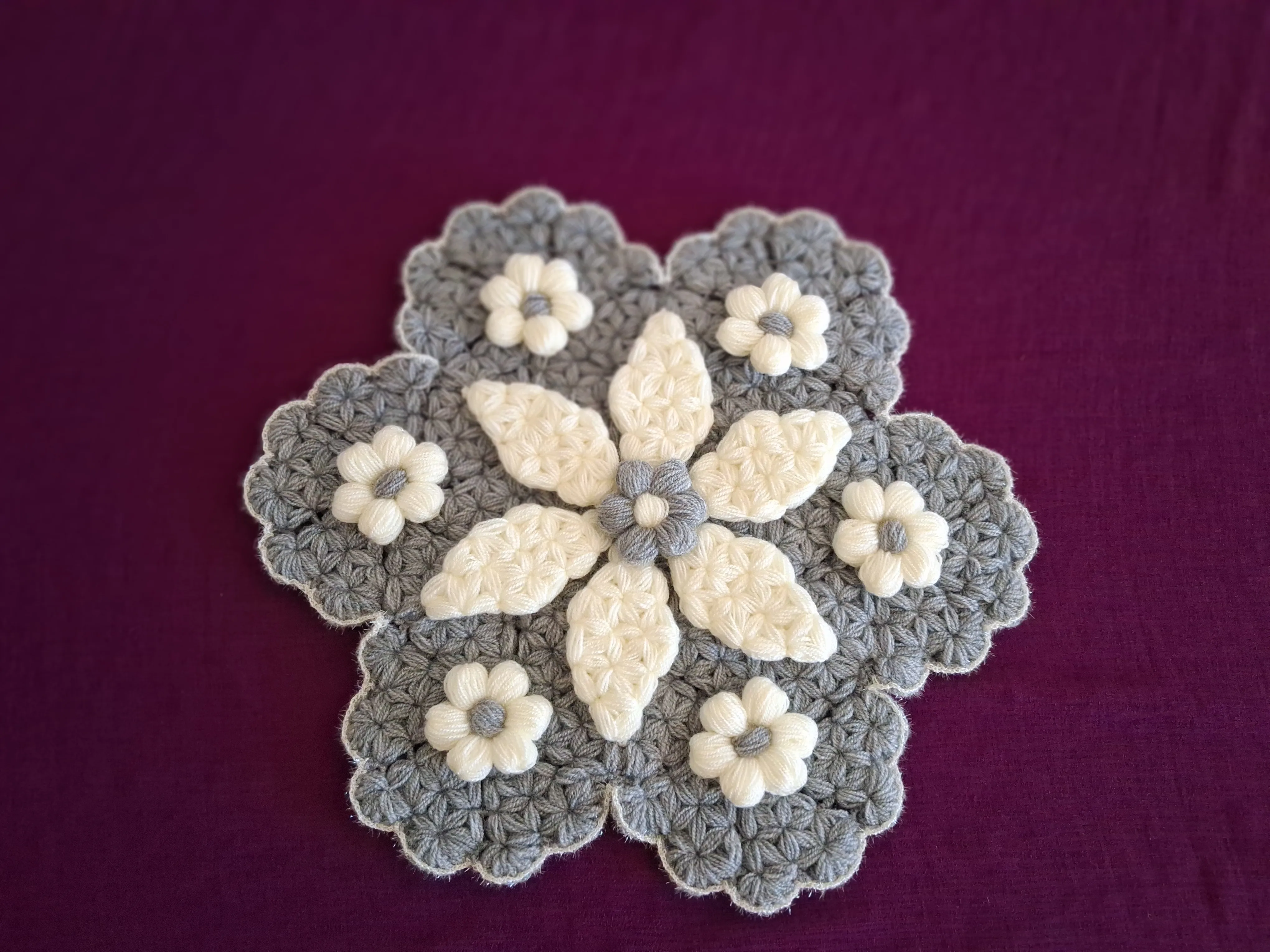 El Yapımı Gri Çiçekli Lif Krem Rengi Çiçek ve Yaprak Desenli Örgü Banyo Lifi