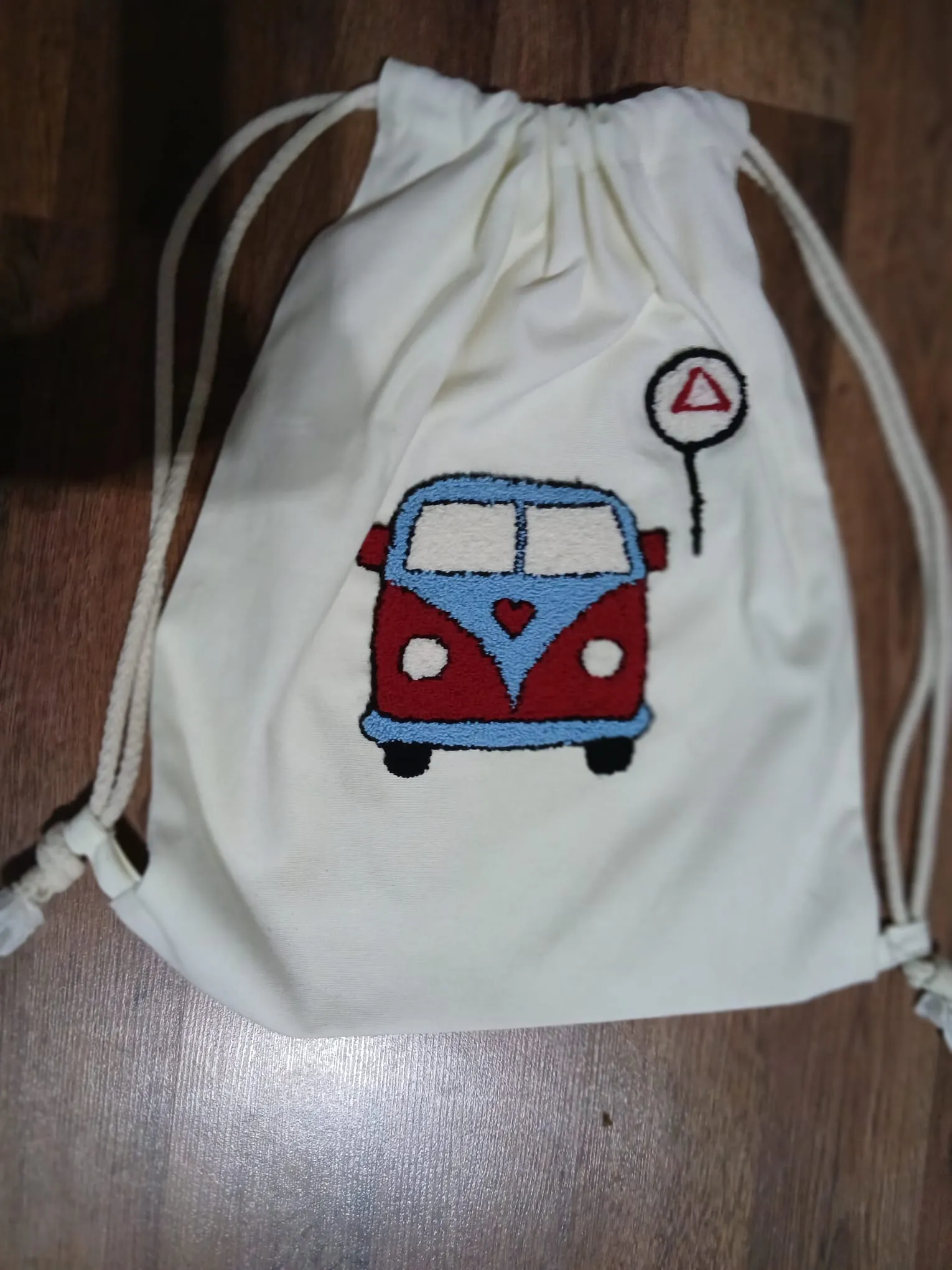 El Yapımı Nakışlı Bez Sırt Çantası – Karavan Desenli