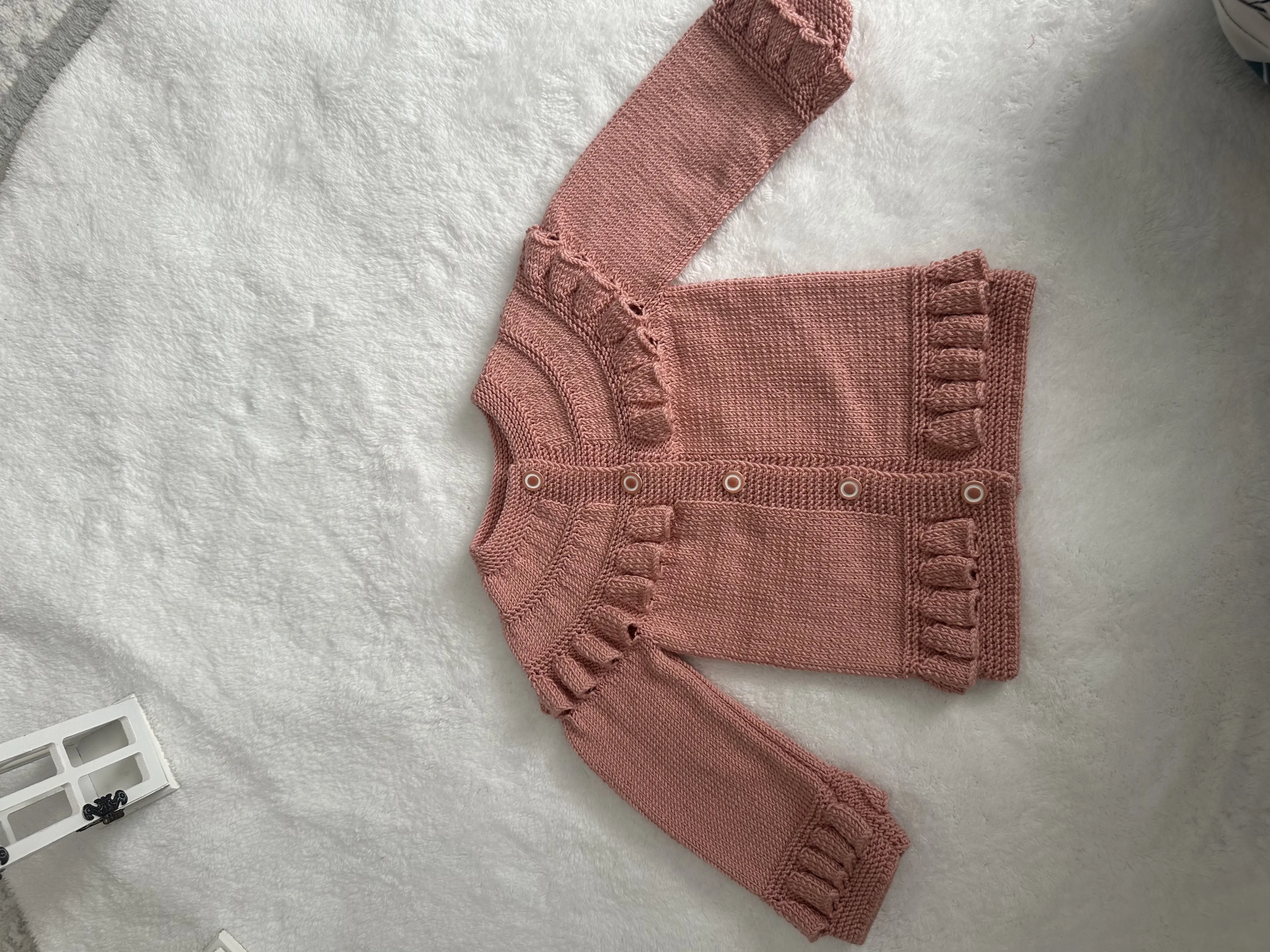 Kız Bebek Hırkası – El Örgüsü, Yumuşak ve Şık Tasarım