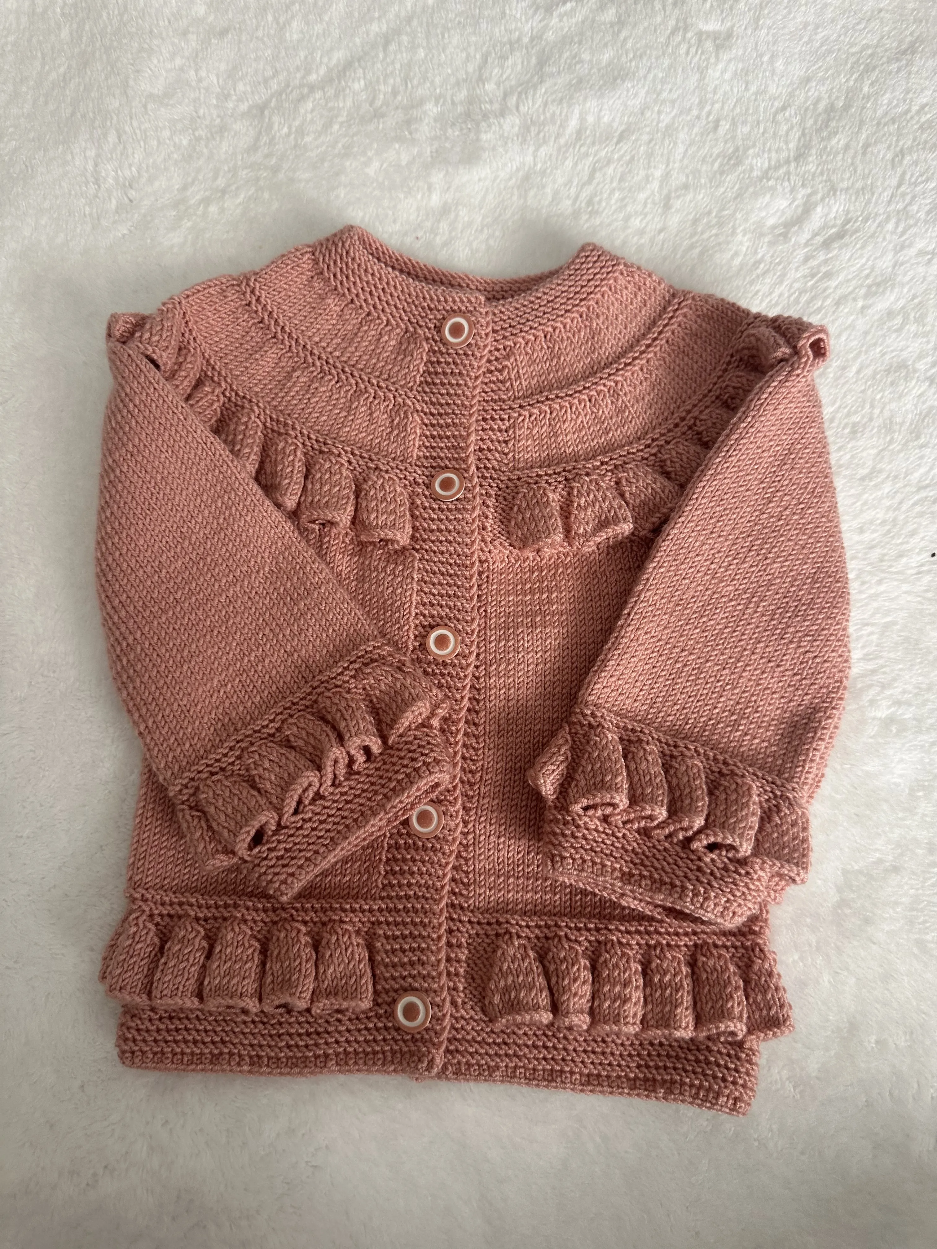 Kız Bebek Hırkası – El Örgüsü, Yumuşak ve Şık Tasarım