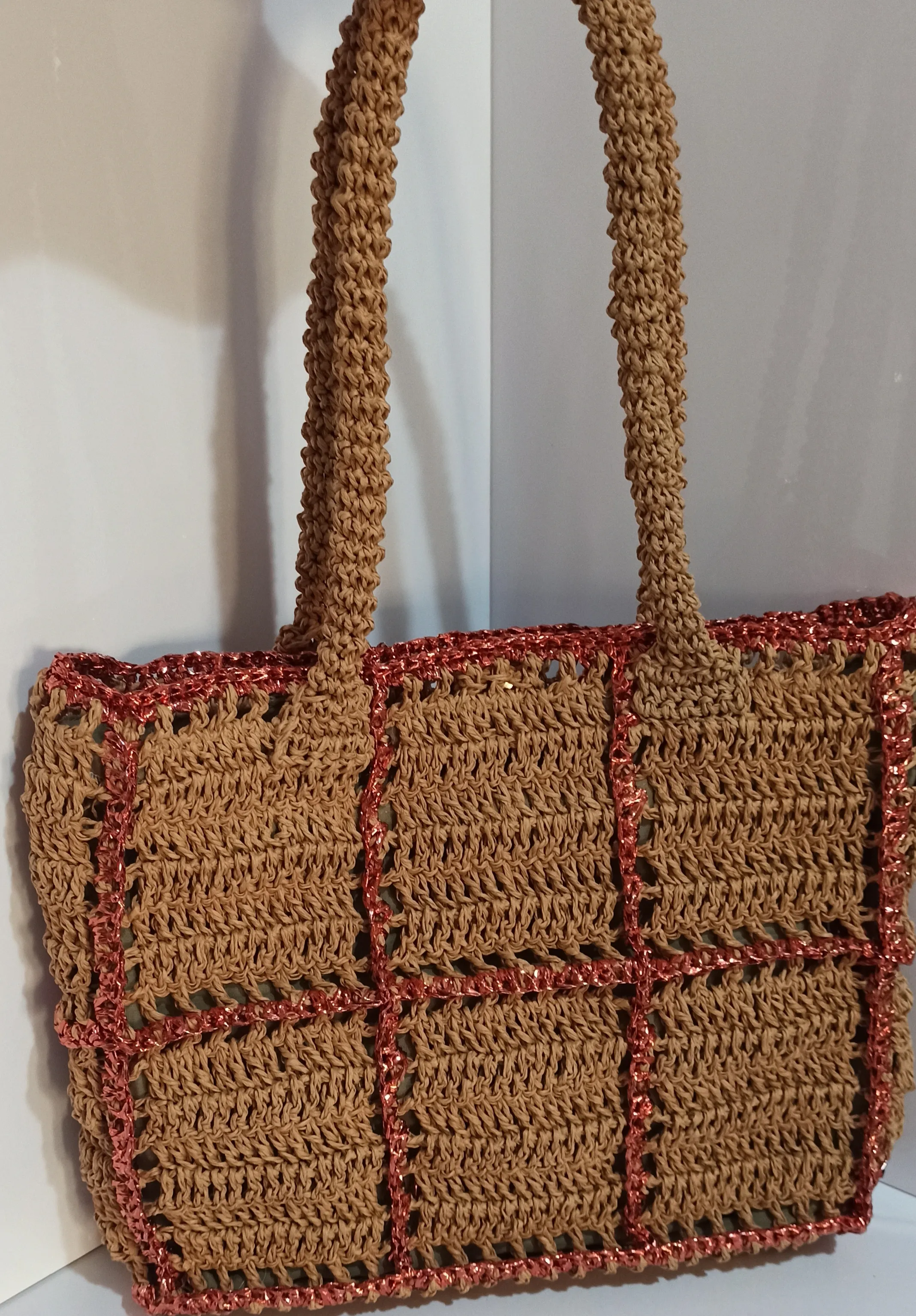 El Yapımı Kare Motif Görünümlü Çanta