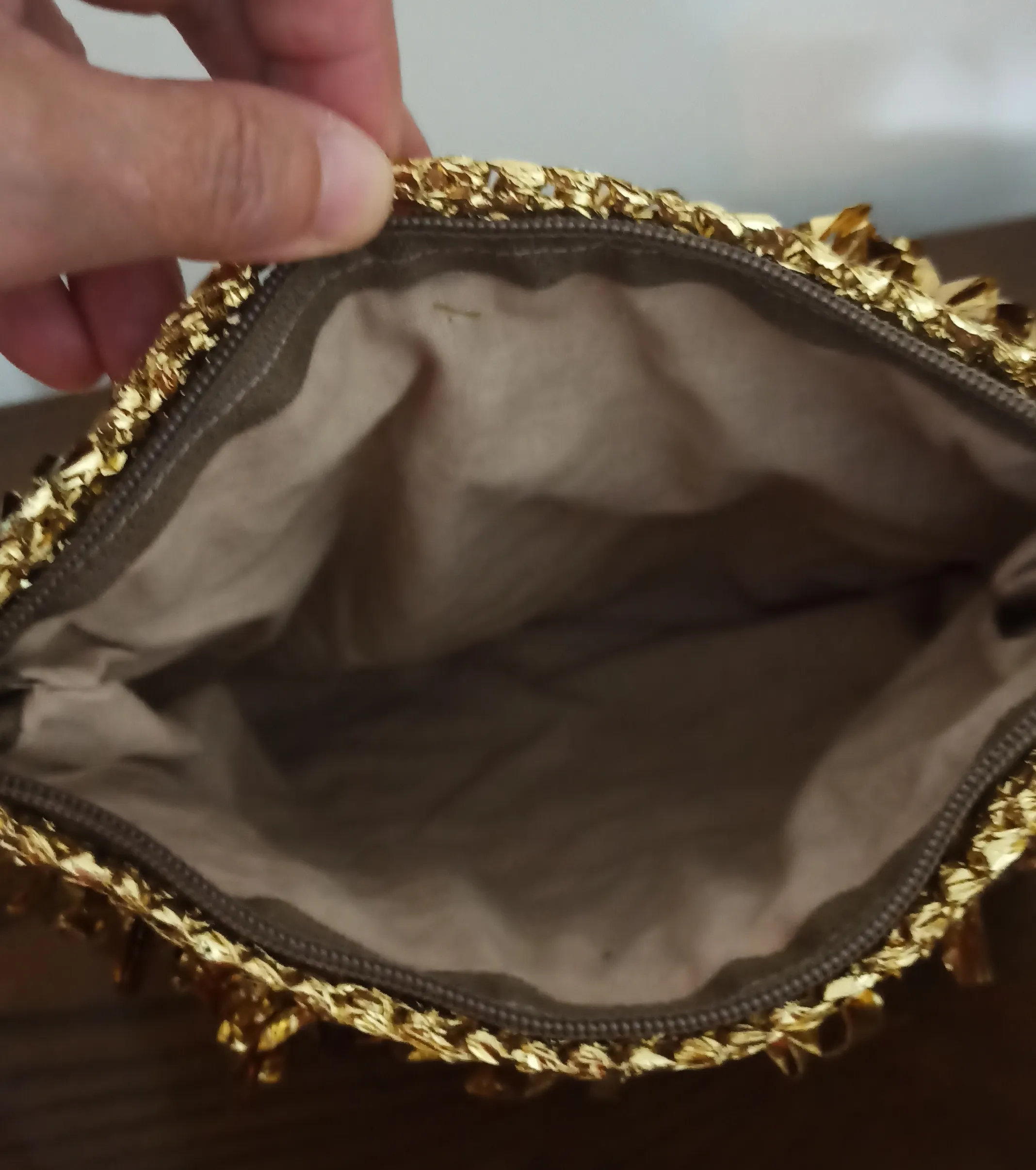 Püsküllü Abiye Çanta – Gold Renk, El İşçiliği ile Örülmüş