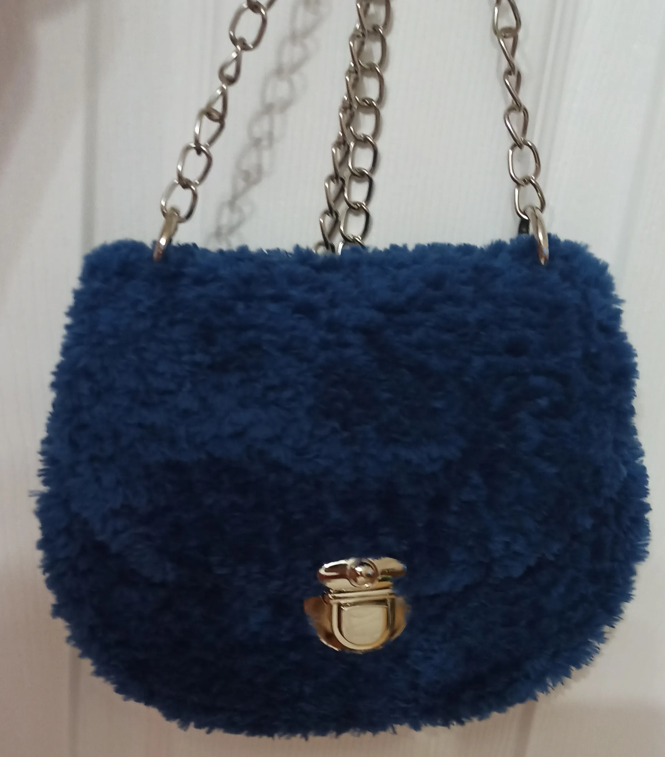 Lacivert Peluş Mini Çanta – El Örgüsü, Zincir Askılı