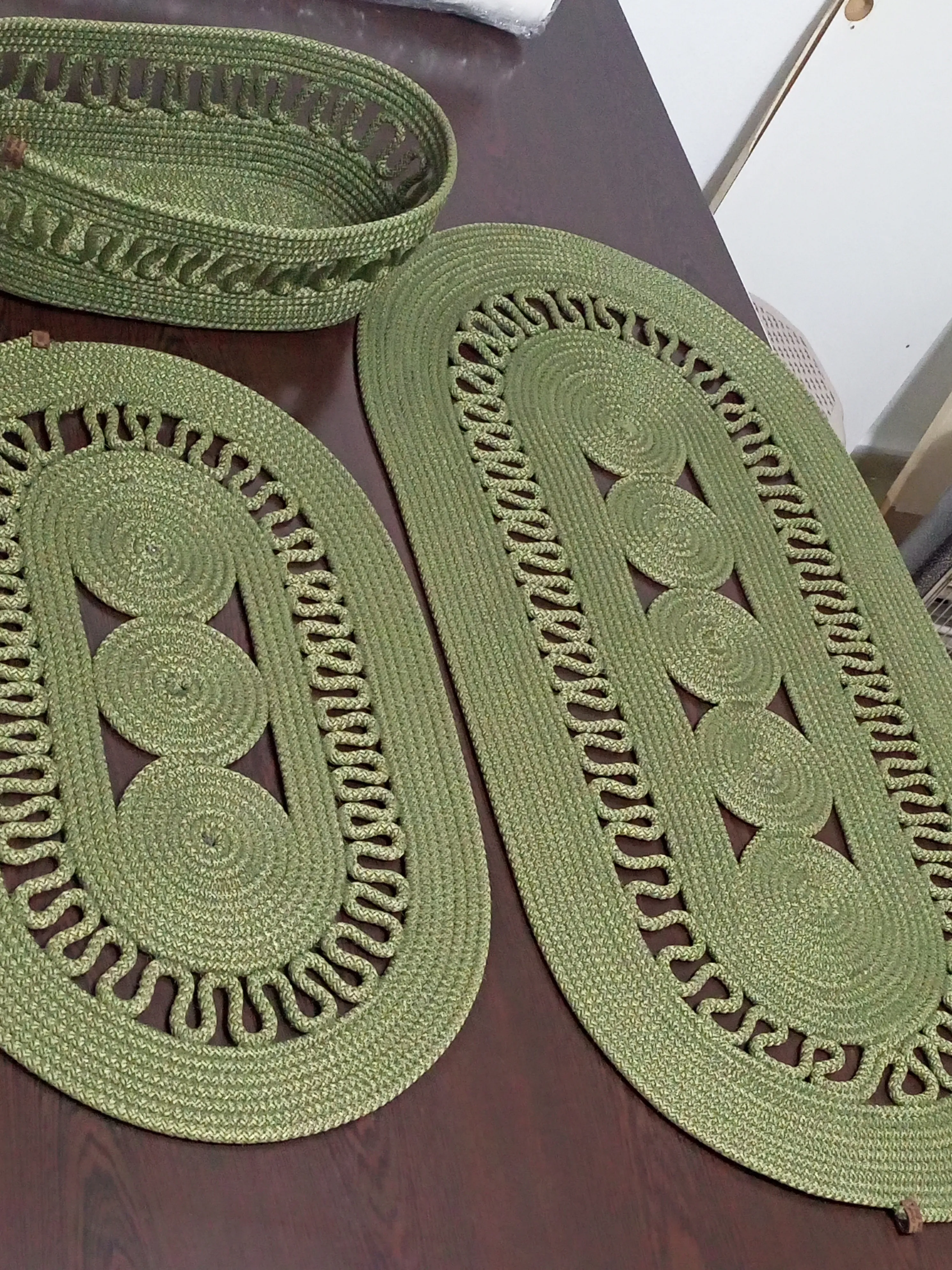 3 Parça Şık Banyo Takımı – El Örgüsü Paspas ve Sepet Seti