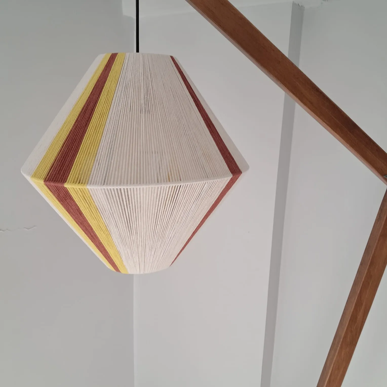 El Yapımı Geometrik İp Sarkıt Lamba – Renkli Tasarım