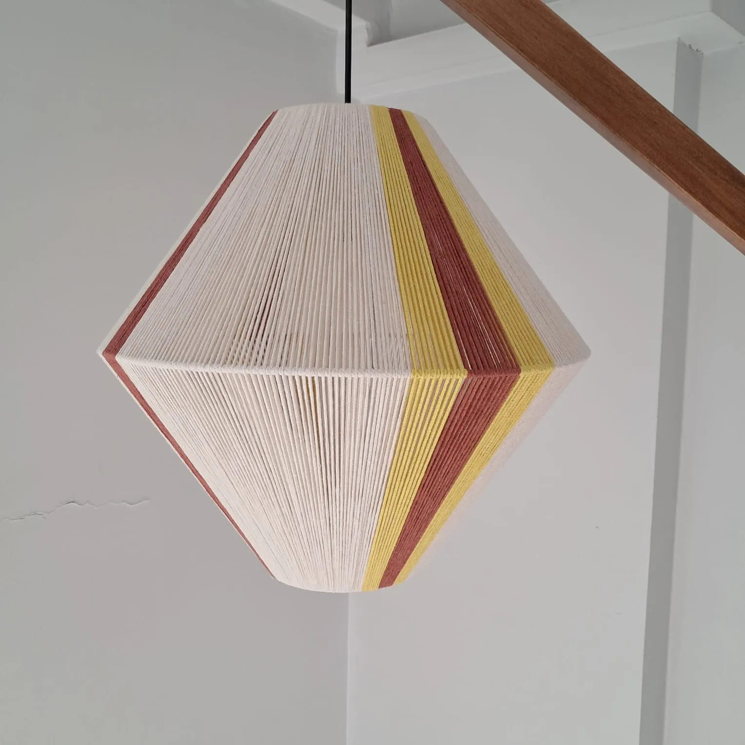 El Yapımı Geometrik İp Sarkıt Lamba – Renkli Tasarım