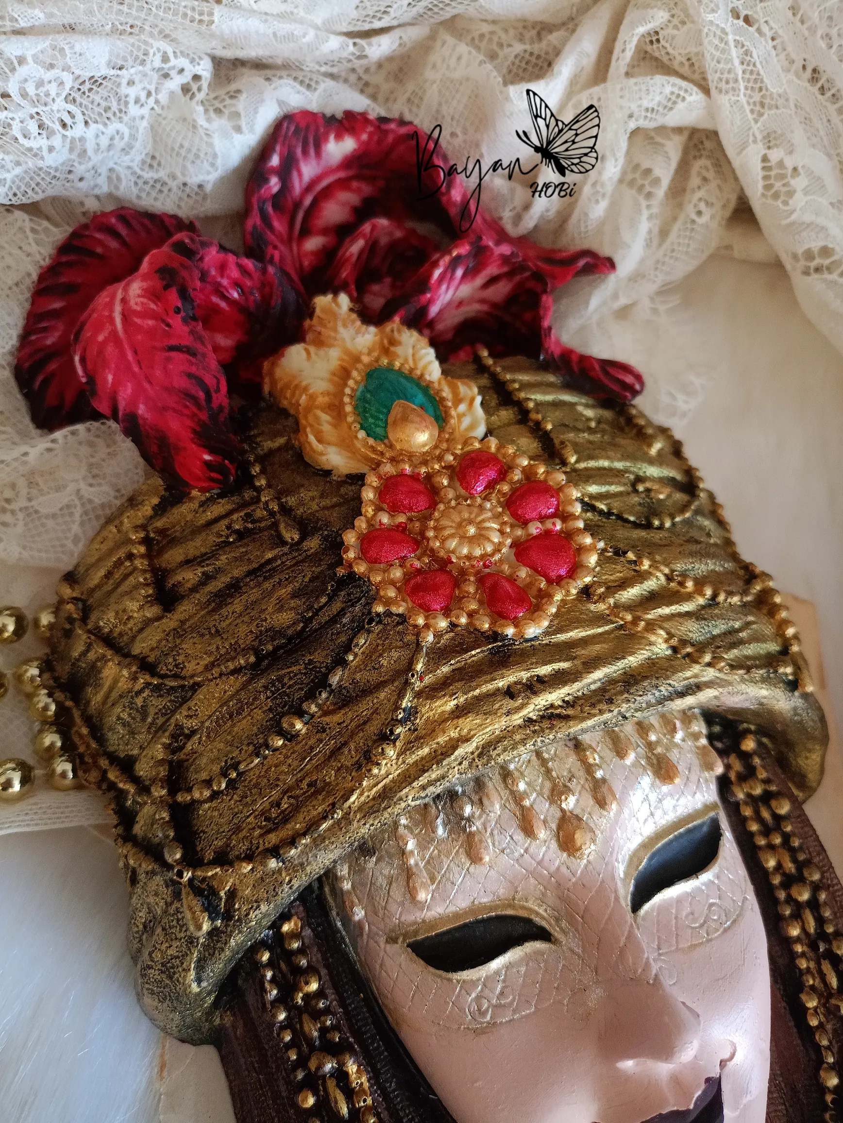 Maske Duvar Süsü – Kırmızı Tüylü Sarıklı Model